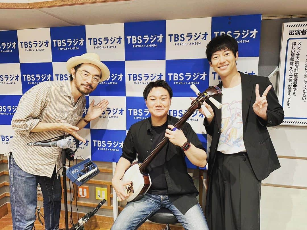 松阪ゆうきのインスタグラム：「金曜日のこと。  TBSラジオ📻 『金曜ボイスログ』に3度目の生出演をさせて頂きました❣️  今回は、 大好きな『空港と民謡』のコラボスペシャル😁  楽しくプレゼンさせて頂き、 歌わせて頂きました！  パーソナリティー 臼井ミトンさんに 民謡レッスンもさせてもらったり。  楽しい2時間でした♪  臼井ミトンさん いつもお世話になっている 井坂斗絲崇さんに三味線を！ そしてスタッフの皆さん  ありがとうございました♪  お聴き逃しはradikoから  金曜ボイスログ(2)  TBSラジオ 2023/7/14(金) 10:00-12:00  https://radiko.jp/share/?t=20230714100000&sid=TBS  金曜ボイスログ(3)  TBSラジオ 2023/7/14(金) 12:00-13:00  https://radiko.jp/share/?t=20230714120000&sid=TBS  #radiko  #tbsラジオ  #金曜ボイスログ  #臼井ミトン さん #三味線  #津軽三味線  #井坂斗絲崇 さん #松阪ゆうき  #空港  #民謡  #感謝」