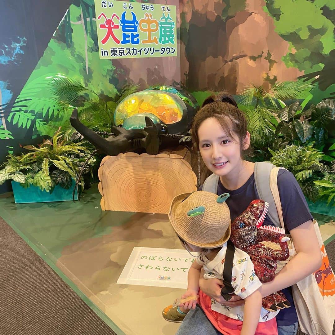 カブトムシゆかりのインスタグラム：「. 東京スカイツリータウンのソラマチ５階は子供パラダイス🥰 . 大昆虫展はもちろんなのですが、同じフロアに新しくできたキッズパークも素敵です♡ . 子供より母の疲労が激しくて全部まわれなかったけど、抗菌砂のお砂場が楽しそうだったー😭 . 手先を使うブロック系や体を使うトランポリン的なふわふわ山もあっていいかんじに体力使える😂 . 立地的に１時間あたりの値段設定も高めなので回転も早くてそんなに混雑しないのかな❔ . お財布には優しくないけど人混み回避の面ではそっちのほうがありがたかったり！！！ . 酷暑を避けた遊び頑張ろう🛝♡ . . . #東京スカイツリータウン #ソラマチ #キッズパーク #子供とお出かけ部 #昆虫展 #昆虫展2023 #大昆虫展 #2歳 #2歳男の子」