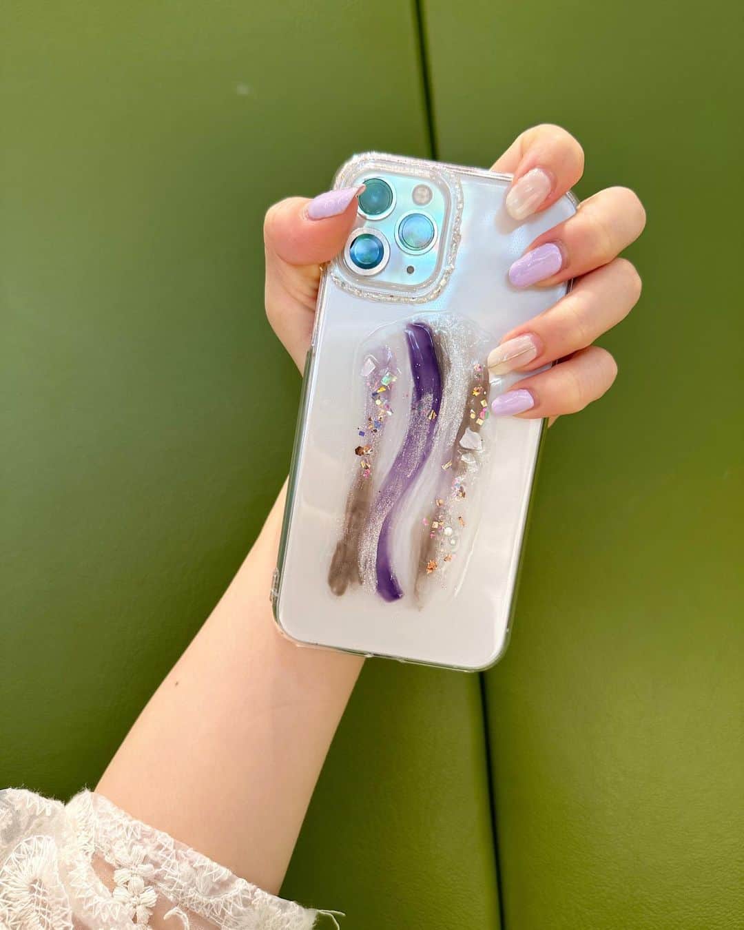 kasumiのインスタグラム：「''こだわり'' iPhone ケースって機能性で選ぶか デザインで選ぶか二極化すると思うんですが 私は断然デザイン重視で こだわり強めなタイプです😌🎋  ニュアンスデザインと だいすきなむらさき💜ネイルもオソロいにして🤍 持つだけで運気アップ! な気がしてる。 こういうのは気持ちが大事😂  @imade_puala  わがままな要望聞いて下さりありがとうございます🥺」