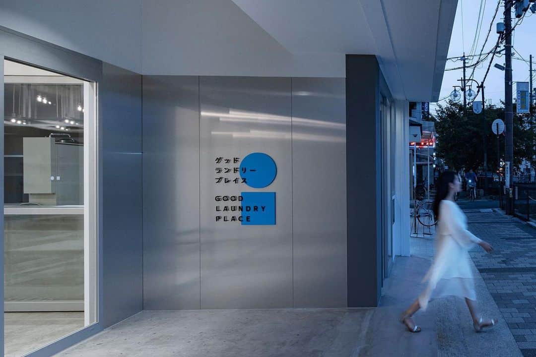 4E.okuwada architects officeのインスタグラム：「. Good Laundry Place Yamamoto ｜loc : osaka ｜use : laundromat ｜design : okuwada architects office ｜photo: keishiro yamada   山本駅の近くにある コインランドリーの設計事例 奥和田健 建築設計事務所」