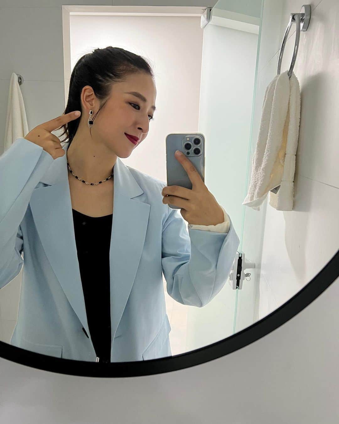 本間愛花のインスタグラム：「ギターリストZé Robertoさんの 超超可愛い娘さんから😍 アクセサリーをもらいました🥹❣️ 今日は少し衣装を変更して、 このアクセサリーを付けて これからリベルダージの「七夕祭り」で 歌います😍😍 ぜひ遊びに来てください〜✨  Recebi um acessório da linda filha do violonista Zé Roberto🥹❣️ Hoje mudei um pouco minha roupa e vou usar esse acessório no "Festival Tanabata" na Liberdade! Vou cantar😍😍. Por favor, venha nos visitar✨  #Brazil #SãoPaulo #Liberdade #FestivalTanabata」