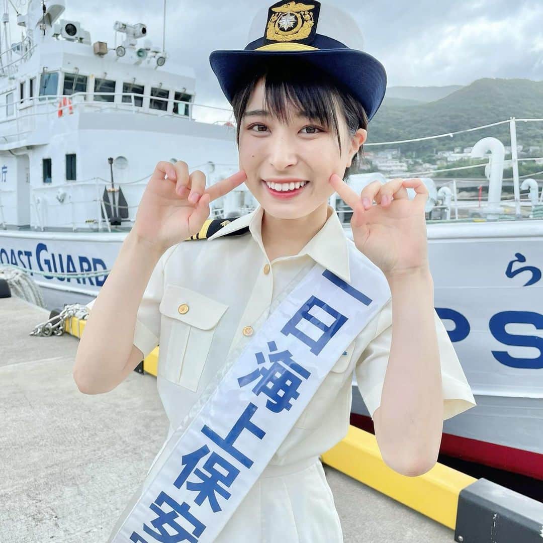 のインスタグラム：「今日は #一日海上保安官 を務めさせていただきました！ 海での事故ゼロを目指して！様々な啓発活動を対馬でしておりました〜！！🙌🙌 ライフジャケットの着用等、安全に気を配って夏の海を楽しもう〜！！🏝️🏝️✨  そして！ 今日は　#かほなん聖地巡礼対馬ツアー  の2日目！  写真3枚目をみてーー！😆 海釣りに今日初めて挑戦したというファンの方がツアー中に釣った、でっかいアマダイをかほなんが捌いたよ！ 尾頭付き！☺️  そして、これまた魚捌きのプロの方がファンの方のなかにいたので、いろいろコツを教えてもらいながら、またまたファンの皆に道具を借りたり助け合ったり… 思い出が詰まった美味しくてあま〜〜いアマダイでした🐟✨  槍咥えて薔薇散らせたらダンディーになった🌹🌹ｲｹﾃﾙ 頭と骨も塩焼きにしたよ〜！  明日も楽しみやなぁ〜😆  #さばいどる  #かほなん」