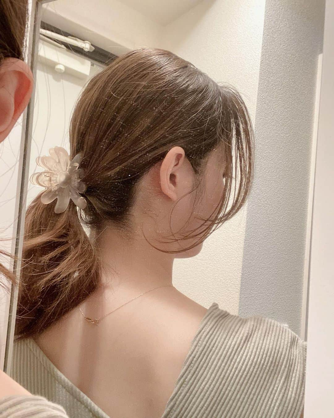 野田真実さんのインスタグラム写真 - (野田真実Instagram)「． ． 数年前に買ったflowerの福袋に入っていたパンツ🫧 これのスカートver.を持っていたので、福袋開けた時に全く同じものが入ってると勝手に思い込み、スカートが汚れたり古くなったら新しい方を着よう！と思ってたものだったから、開けてみてびっくり！！ 嬉しいサプライズでした🤍 ． スカートの方もまだまだ全然履けるから気分で使い分けようかなと思います！！ ． ． パンツの丈感も流石flowerって感じで、調度良いし可愛さも抜群👏🏻💕 リボンもポイントで可愛い〜 ． ． 最近気づいたのですが、私は花柄に加えてドット柄も大好き🤍 ． ． 髪型は巻いてからの1つに結んだ！ ヘアクリップもflowerの🤍 (鏡汚い) ． ． #flower #パンツ #パンツコーデ #ドット柄 #ヘアクリップ」7月16日 23時48分 - noda_mami_