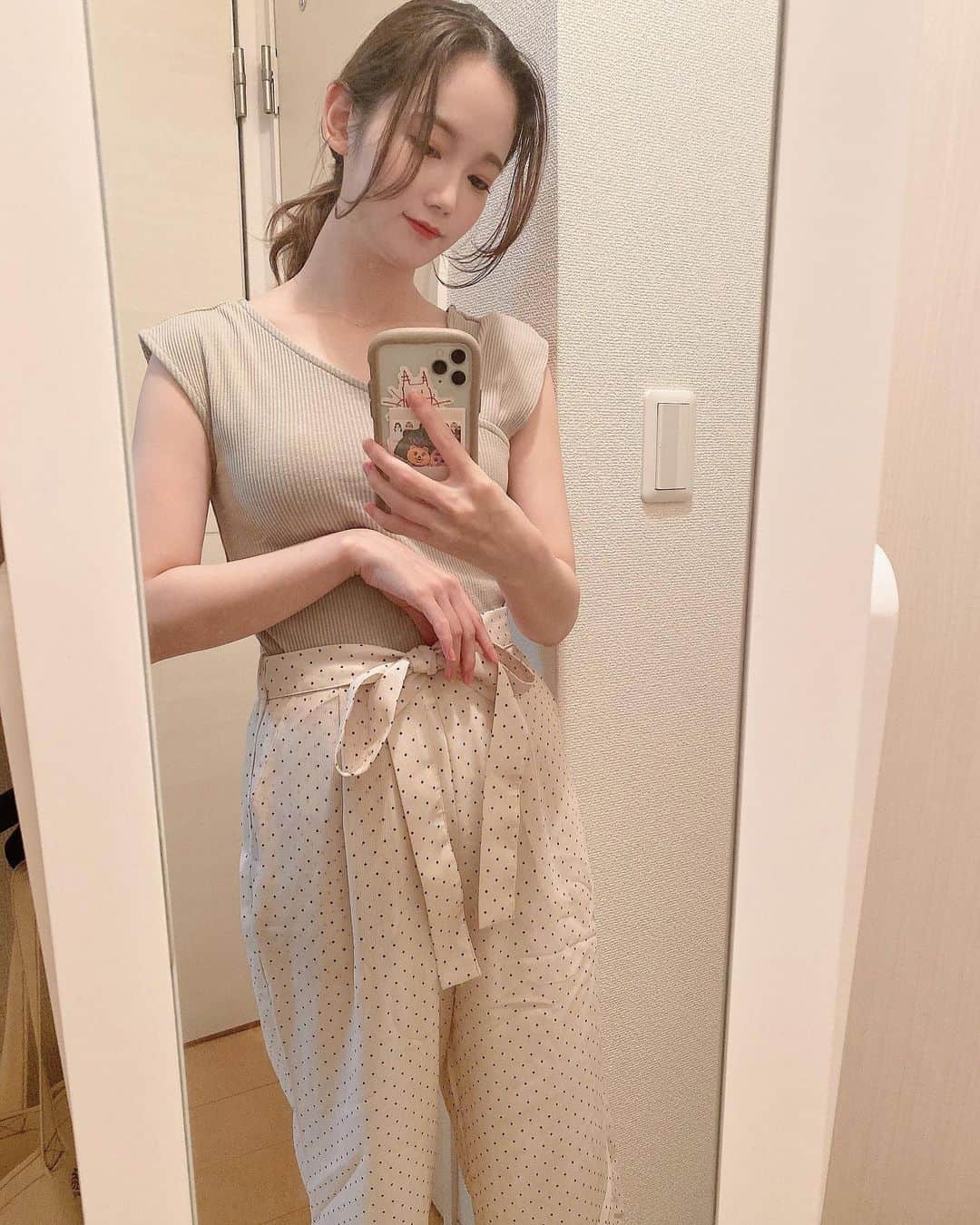 野田真実のインスタグラム：「． ． 数年前に買ったflowerの福袋に入っていたパンツ🫧 これのスカートver.を持っていたので、福袋開けた時に全く同じものが入ってると勝手に思い込み、スカートが汚れたり古くなったら新しい方を着よう！と思ってたものだったから、開けてみてびっくり！！ 嬉しいサプライズでした🤍 ． スカートの方もまだまだ全然履けるから気分で使い分けようかなと思います！！ ． ． パンツの丈感も流石flowerって感じで、調度良いし可愛さも抜群👏🏻💕 リボンもポイントで可愛い〜 ． ． 最近気づいたのですが、私は花柄に加えてドット柄も大好き🤍 ． ． 髪型は巻いてからの1つに結んだ！ ヘアクリップもflowerの🤍 (鏡汚い) ． ． #flower #パンツ #パンツコーデ #ドット柄 #ヘアクリップ」