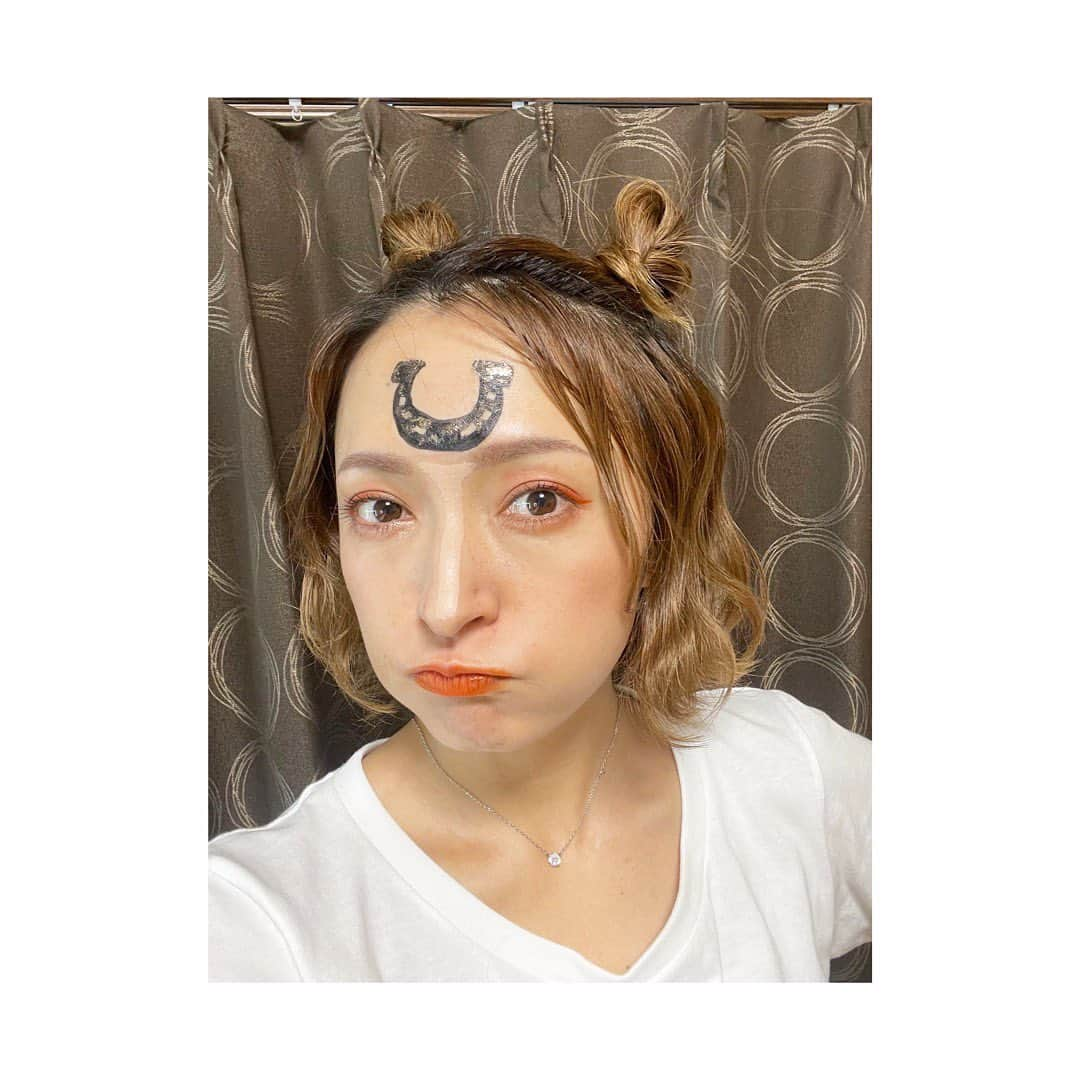 杜野まこさんのインスタグラム写真 - (杜野まこInstagram)「蹄鉄メイク〜Make up❣️🐎✨  「蹄鉄は幸運をよぶモチーフでもある」と聞いて、 競馬番組の願掛けがてら蹄鉄メイクを(笑)  おかげさまで、G III函館競馬場11R的中しました🎉🙌✨しゅごい。。。  馬耳風ヘアー&馬メイクは メイクさんが"一度も使う機会なくて眠らせているアイテム"のアレコレを初おろししてもらって完成‼️ どうですか？(笑 プライベートではさすがにね(笑  お洋服はUMAだよ🐎笑  #ヘアメイク #makeup #蹄鉄 #幸運を呼ぶ #馬メイク #馬耳ヘアー #メイク #コスメ好き #UMA #楽しい #競馬 #馬好きさんへ」7月16日 23時50分 - makomorino