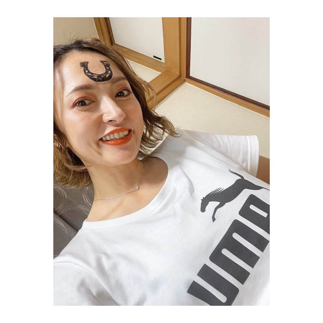 杜野まこさんのインスタグラム写真 - (杜野まこInstagram)「蹄鉄メイク〜Make up❣️🐎✨  「蹄鉄は幸運をよぶモチーフでもある」と聞いて、 競馬番組の願掛けがてら蹄鉄メイクを(笑)  おかげさまで、G III函館競馬場11R的中しました🎉🙌✨しゅごい。。。  馬耳風ヘアー&馬メイクは メイクさんが"一度も使う機会なくて眠らせているアイテム"のアレコレを初おろししてもらって完成‼️ どうですか？(笑 プライベートではさすがにね(笑  お洋服はUMAだよ🐎笑  #ヘアメイク #makeup #蹄鉄 #幸運を呼ぶ #馬メイク #馬耳ヘアー #メイク #コスメ好き #UMA #楽しい #競馬 #馬好きさんへ」7月16日 23時50分 - makomorino