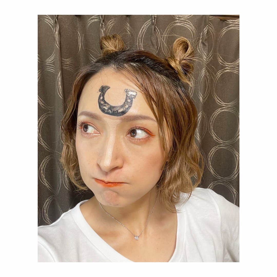 杜野まこさんのインスタグラム写真 - (杜野まこInstagram)「蹄鉄メイク〜Make up❣️🐎✨  「蹄鉄は幸運をよぶモチーフでもある」と聞いて、 競馬番組の願掛けがてら蹄鉄メイクを(笑)  おかげさまで、G III函館競馬場11R的中しました🎉🙌✨しゅごい。。。  馬耳風ヘアー&馬メイクは メイクさんが"一度も使う機会なくて眠らせているアイテム"のアレコレを初おろししてもらって完成‼️ どうですか？(笑 プライベートではさすがにね(笑  お洋服はUMAだよ🐎笑  #ヘアメイク #makeup #蹄鉄 #幸運を呼ぶ #馬メイク #馬耳ヘアー #メイク #コスメ好き #UMA #楽しい #競馬 #馬好きさんへ」7月16日 23時50分 - makomorino