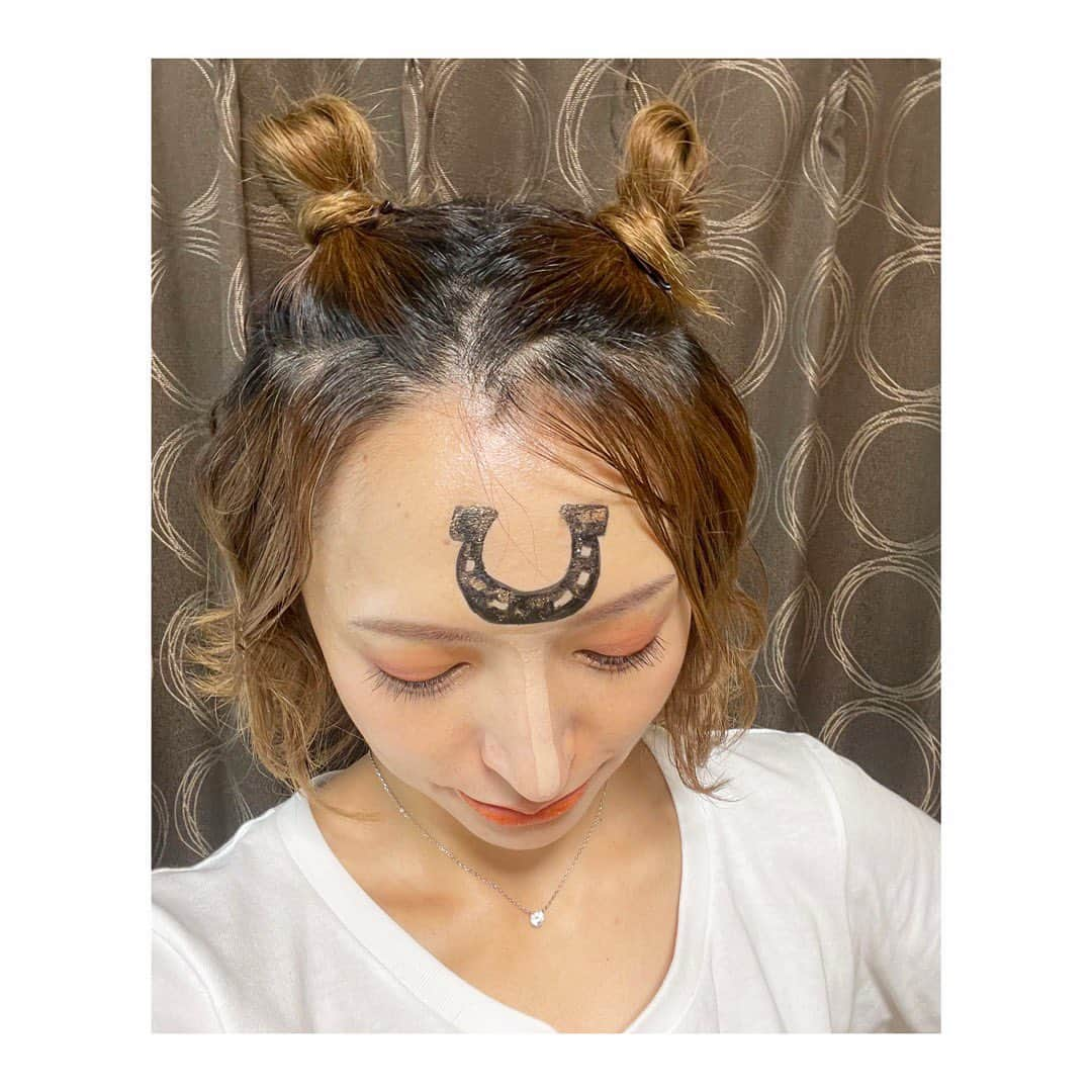 杜野まこさんのインスタグラム写真 - (杜野まこInstagram)「蹄鉄メイク〜Make up❣️🐎✨  「蹄鉄は幸運をよぶモチーフでもある」と聞いて、 競馬番組の願掛けがてら蹄鉄メイクを(笑)  おかげさまで、G III函館競馬場11R的中しました🎉🙌✨しゅごい。。。  馬耳風ヘアー&馬メイクは メイクさんが"一度も使う機会なくて眠らせているアイテム"のアレコレを初おろししてもらって完成‼️ どうですか？(笑 プライベートではさすがにね(笑  お洋服はUMAだよ🐎笑  #ヘアメイク #makeup #蹄鉄 #幸運を呼ぶ #馬メイク #馬耳ヘアー #メイク #コスメ好き #UMA #楽しい #競馬 #馬好きさんへ」7月16日 23時50分 - makomorino