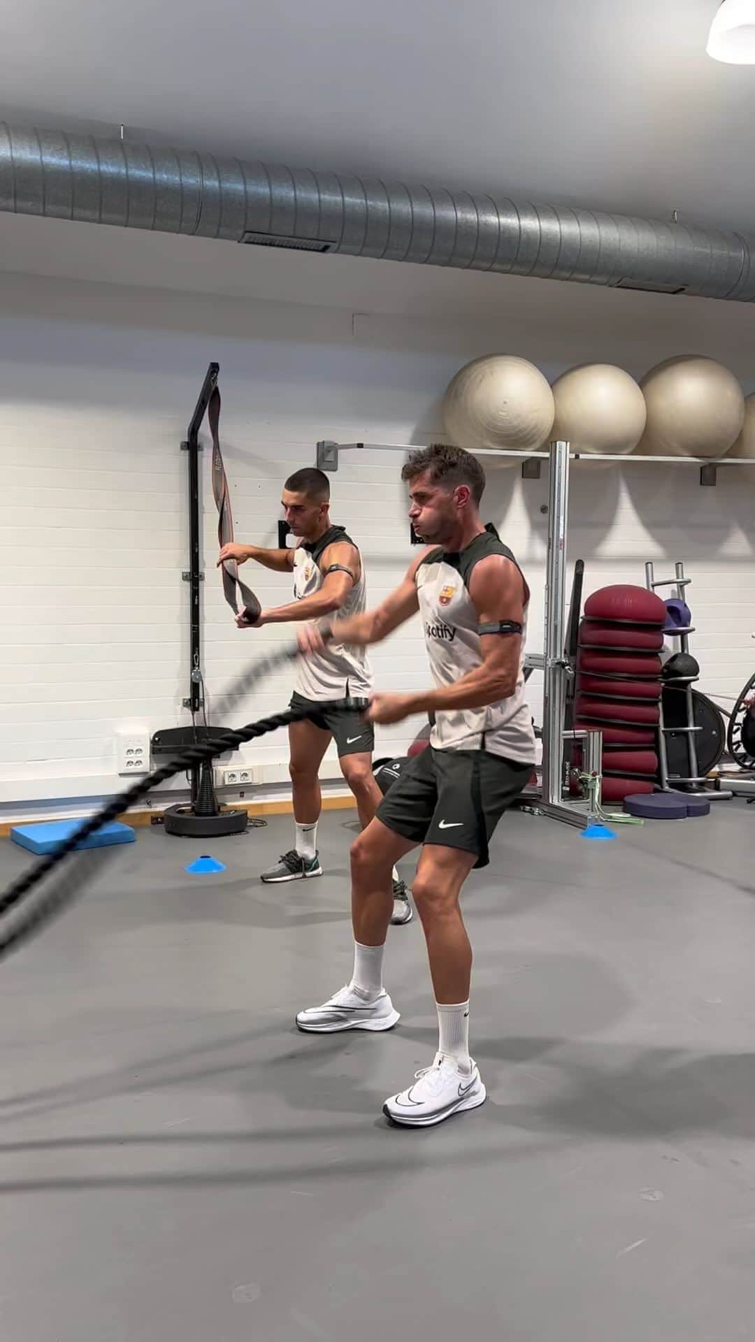 セルジ・ロベルトのインスタグラム：「1st week of preseason done 🏋🏼‍♂️✅ working hard 💪🏼⚽️」