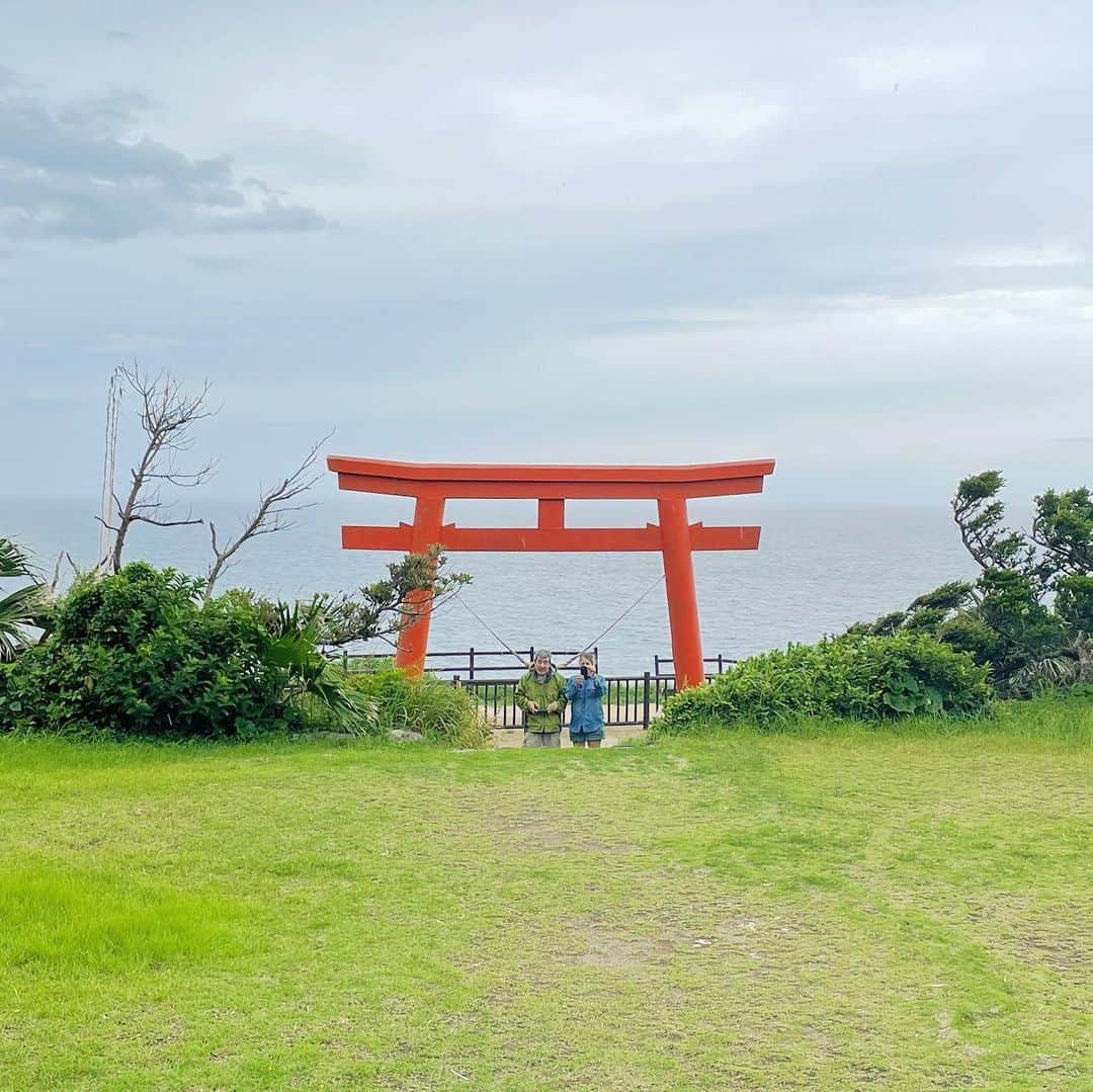 ノーマさんのインスタグラム写真 - (ノーマInstagram)「毛髪が湿気に反応してしまう親子🙄🌀🌀  今月、両親と初めて足を運んだ種子島。 平らで静かな島はライフワークとして探究して来た植物と宇宙に纏わる事は勿論、赤米の文化史がまためっちゃ興味深かった🌾⛩ 小学生時代をこの島で過ごした父はその後、生物にどっぷりな人生を歩む事となり母と出会う🪲🦋🐞💒🎣 宝満神社や島に点在する神聖なガローたち。アニミズム炸裂の空気感とSFな景色が混じり合い（別投稿でUPします）美しく多様な生命に溢れた島で痺れました♡ またゆっくり来たいな。  👕 →@class_earth  with 10years guarantee of repair. organic cotton 100% × the highest quality AI embroidery machine. 刺繍された番号で一着づつ管理。ほつれなどのリペアや、リサイズ相談…一着との長い付き合いを見越した上で準備されたお直しサービスを活用させて頂く機会も楽しみ🕷🐢🦜売り上げの2%は日本自然保護協会へ寄付♻️子供服に付いているNATURE POSITIVE（生物多様性の回復）が学べるワークシートに娘がくらいついておりましたw  #種子島 #赤米 #一歳半 #tangashima #nature #classearth」7月16日 23時52分 - noma77777