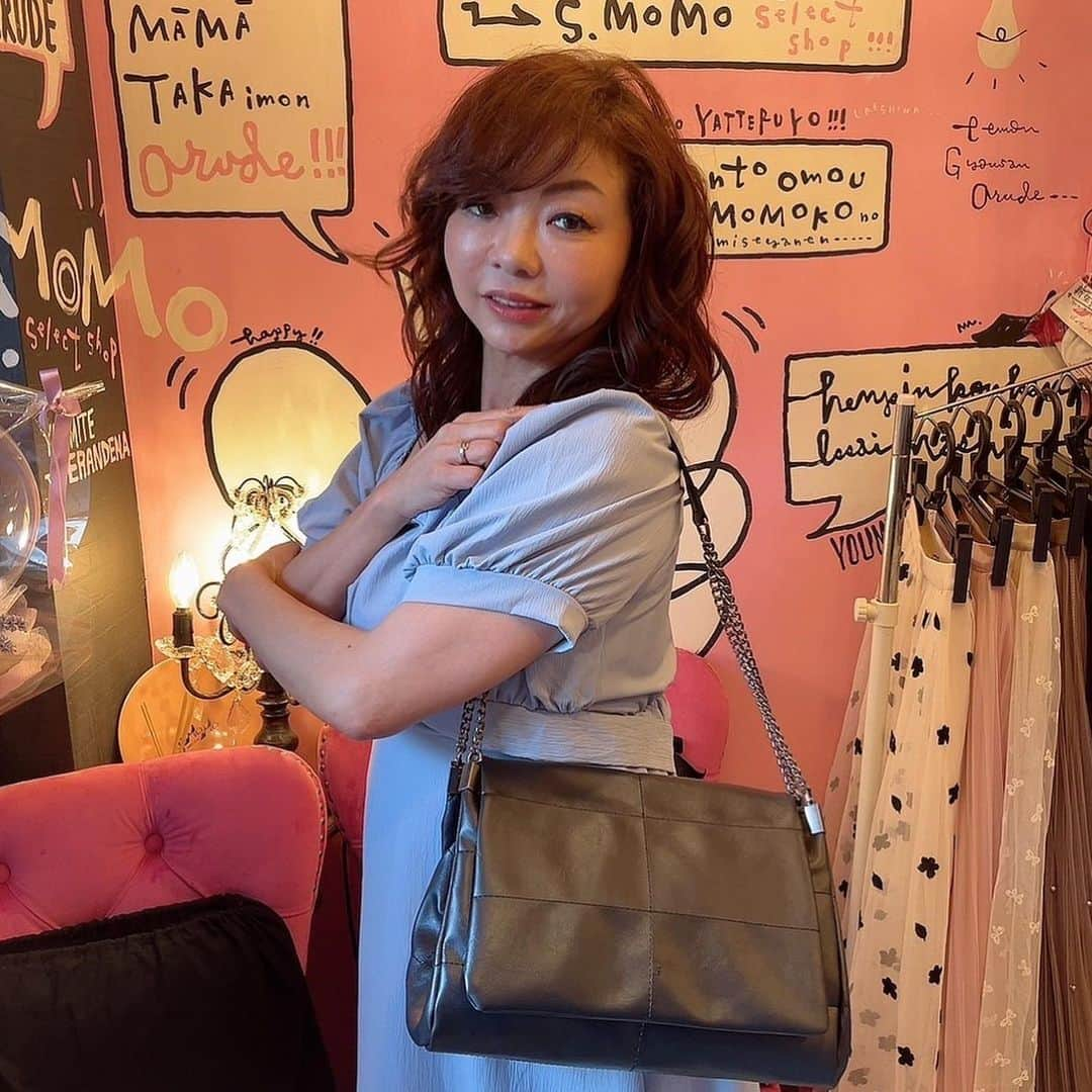 モモコさんのインスタグラム写真 - (モモコInstagram)「S.MOMOに韓国で買って来たカバンや洋服、たくさん入りましたよ〜。 順次、S.MOMOのインスタで紹介して行きますね。 その前に売り切れていたら、ごめんなさい🙇🏻‍♀️ ほぼ一点ものです。  こちらのショルダーバッグも白と黒が入荷しました。前回、すぐに売れちゃった人気商品です❗️ マチもたっぷりあって、　収納力も抜群ですよ💕 私とお揃いで、持ちましょう💕  #ハイヒールモモコ #👠 #👠🍑 #CHANEL #シャネラー #グルメ #アメブロ  #モモコ新聞 #エスモモ #smomo #洋服屋さん #雑貨屋さん」7月17日 7時30分 - highheel_momoko