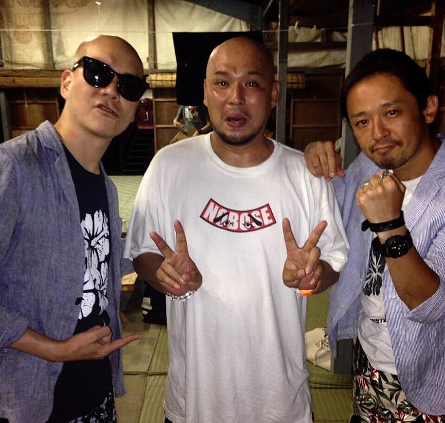のインスタグラム：「KING OF STEAGE ご存知RHYMESTERご一行🔥🔥 日本語ラップ界の巨匠🔥🔥  これは数年前のサンセットライブにて📸 挟まれた時、マジで興奮した🥺 まるで中学生みたいな顔してます笑。  この日、伝説を目の当たりにした日です🔥 とんでもないタイムテーブルで THA BLUE HERBのあとがRHYMESTER 長い間交わらなかった伝説と伝説が交わって 舞台袖で起きた奇跡の一枚  この光景をクリーピーのお二人と目の前で見てしまって 身体がカチカチに凍りました❄️  今でも鮮明に覚えてます🔥  #こりゃめでてーな #mckj #RHYMESTER #宇多丸 #mummyd #DJJIN #ヒェ」