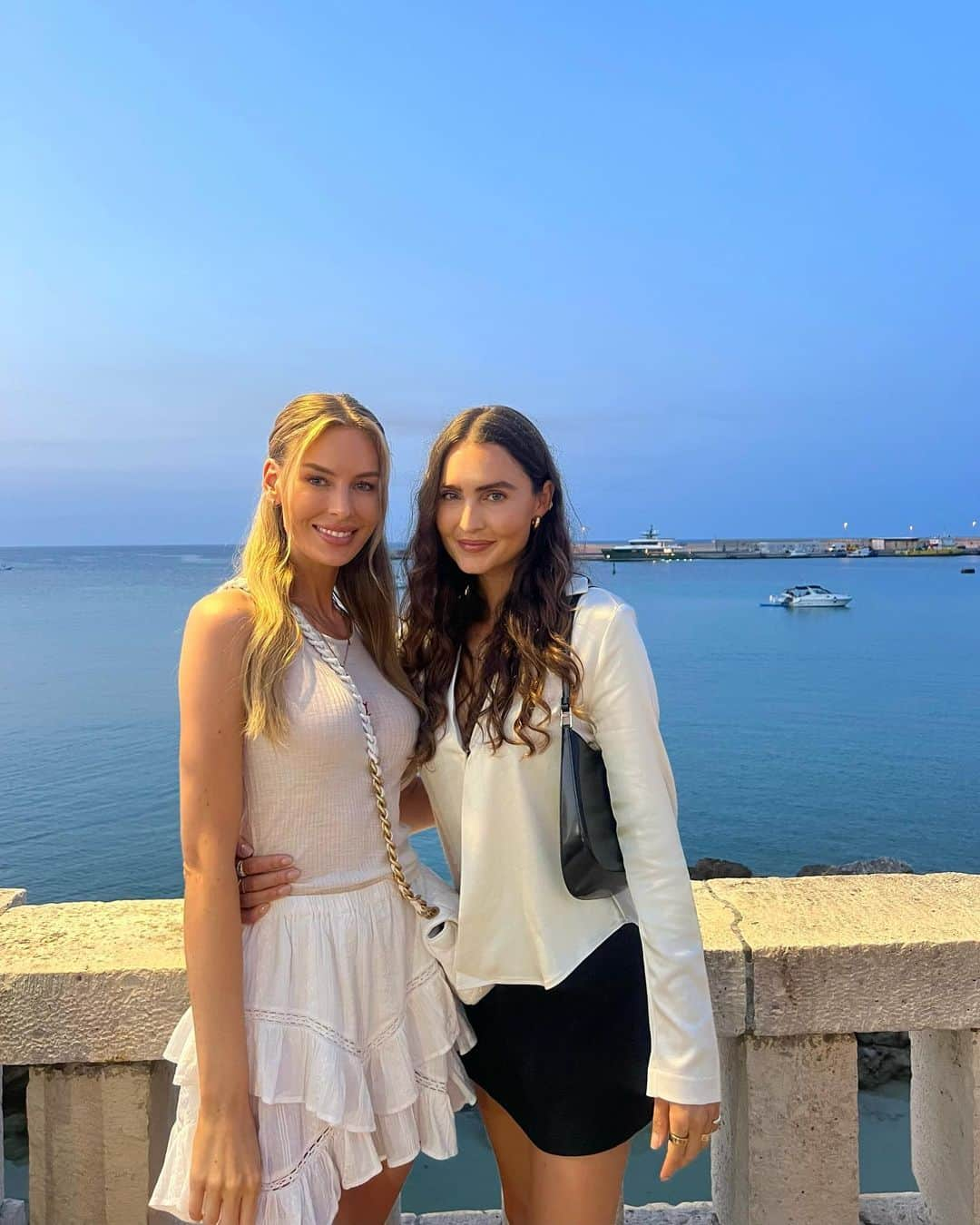 Kirsty Godsoさんのインスタグラム写真 - (Kirsty GodsoInstagram)「Italy with best friends is always a good idea 🥰 missing my @clairethmpsn and crew already and that sexy morning cold plunge 🥵❤️」7月17日 0時02分 - kirstygodso