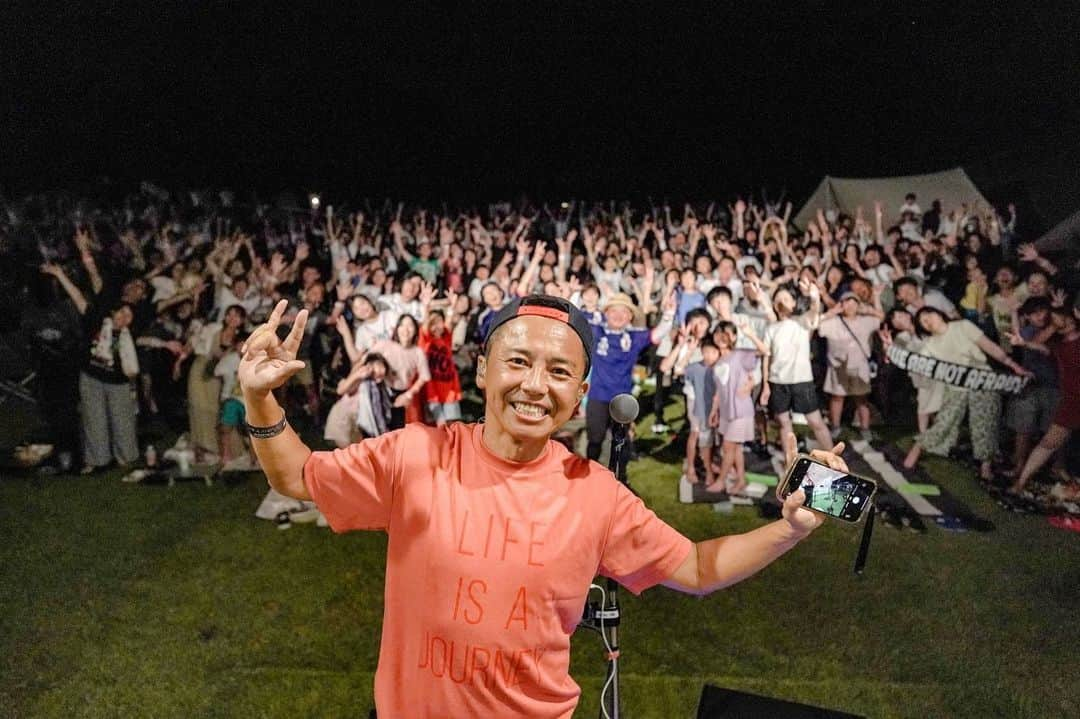 GAKU-MCのインスタグラム：「楽しみにしておりました ap bank fes 2023.   Camp-site Live 無事終わりました。  めちゃくちゃよかった。  キャンパーAMIGO 皆様遅くまでありがとね。  嬉しかったこと。 沢山のAMIGO が起きていてくれたのも嬉しいですが（マジで！）、歴史ある ap fes の歴代スタッフ皆様がかわるがわる来てくれたことも僕としては背筋が伸びました（きっと明日もあるだろうに！）。  やっぱりこの フェスティバルに育ててもらっていたんだ！と再確認。  ap fes は残すところあと1日。みんな最後まで楽しんで！　　  #gakumc #apbank #apbankfes #つま恋 #静岡 #camp　#選曲 どでした？」