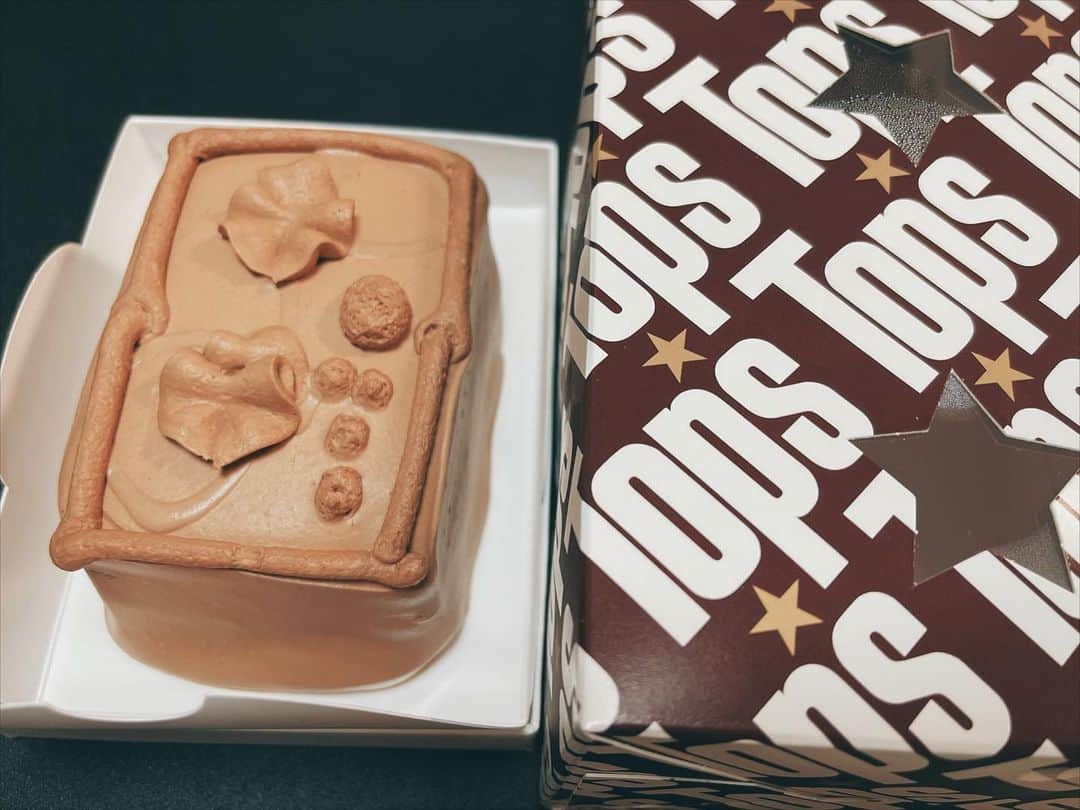 前田佳織里さんのインスタグラム写真 - (前田佳織里Instagram)「Topsのケーキ買った🥮⁎. 美味しかったー！✨ わりと小さくて食べやすくてちまちま食べてます😌 チョコレートケーキはたまに食べたくなる🙋‍♀️  #tops  #topsケーキ  #ケーキ  #チョコレートケーキ」7月17日 0時03分 - maedakaori_official