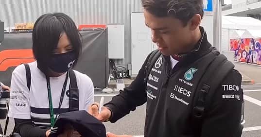 おつぽんさんのインスタグラム写真 - (おつぽんInstagram)「F1のニック・デフリース選手、サインをお願いした時めちゃめちゃ神対応で、わざわざ立ち止まってくれて、最後は日本語で「ありがとう」と言ってもらえて感動した一生の思い出。  とても優しい選手です！F1存続してほしい！(＞＜) #nyckdevries #f1 #alphatauri    その時の動画→youtu.be/4qvITvIBofA」7月17日 0時04分 - otupon1