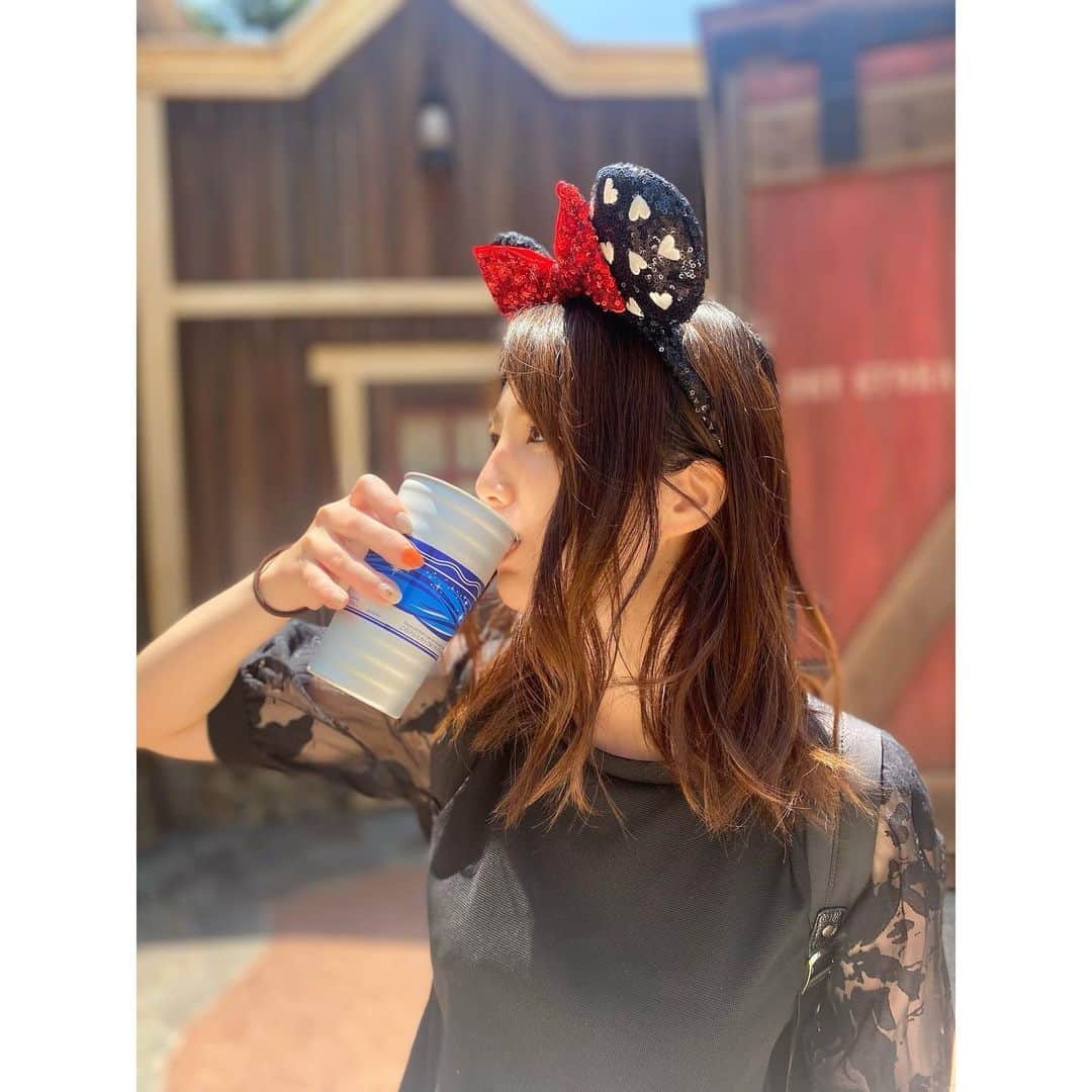 舘谷春香のインスタグラム：「ずいぶん前ですがディズニーランド🐭 ここ5年くらい仕事で川船さんとしか行ってなかったディズニーランド🐭 プライベートで行くのは多分10年ぶりくらい🐭  やっほー！お酒はシーで飲んでねー！ と思ってたのにランドめっちゃお酒飲める！  これは着いてすぐとりあえずビール飲んでいる舘谷🍺  #TDL #tokyodisneyland #tokyodisneyresort #東京ディズニーランド #ディズニーランド #disneyland #disney #舞浜」