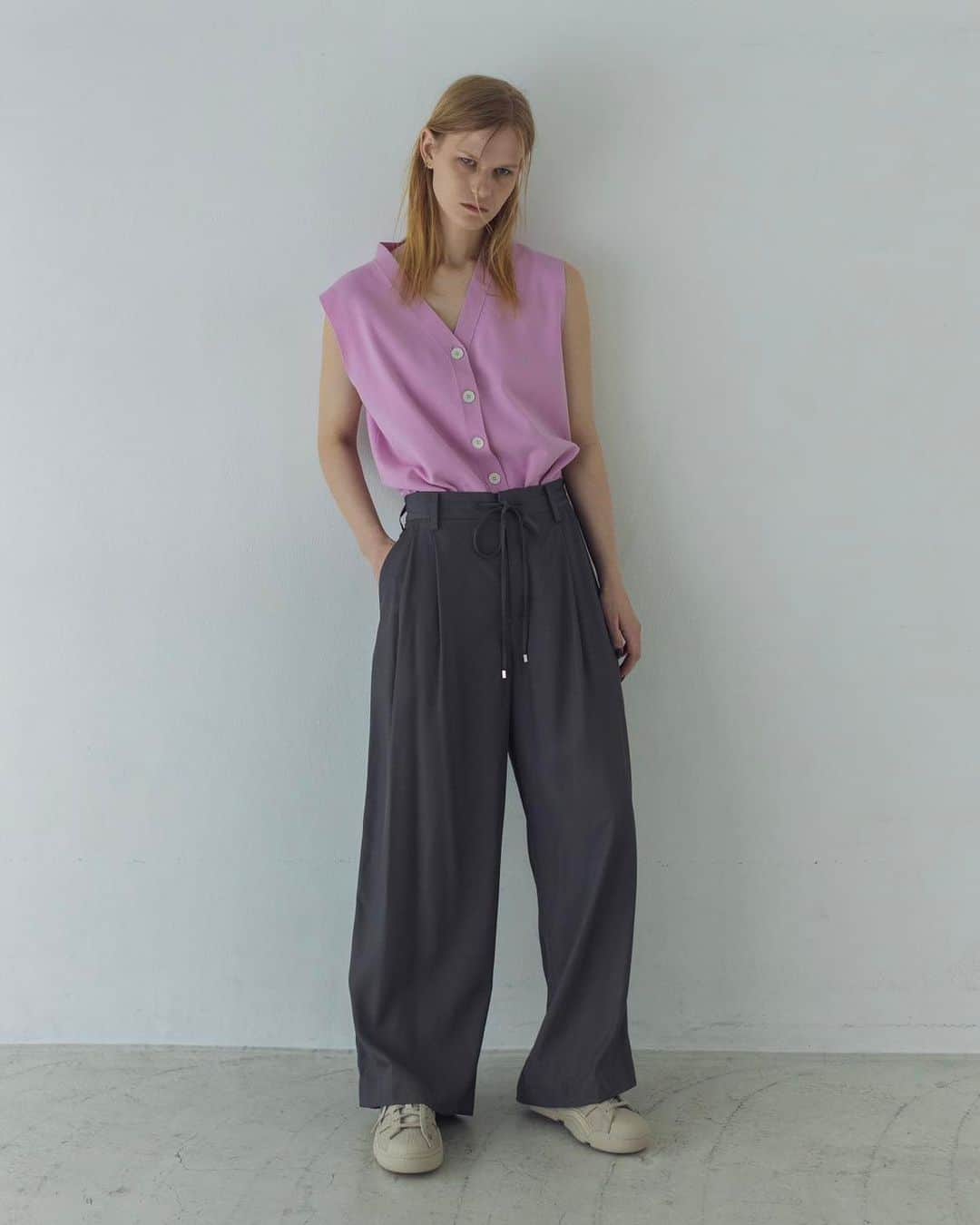 のインスタグラム：「. DRESSLAVE 2023 Pre Autumn START...  7.20(Thu) in STOCK   ☑︎ cotton acetate layered vest Color : pink / brown / red Price : ¥17,600  #DRESSLAVE #ドレスレイブ #2023 #2023aw  #autumn #fall #fashion #knit  #color #layered #cordinate #秋冬 #ファッション #カラートップス #ベスト #レイヤードベスト#カラーベスト #カラーニット #カジュアル #高見え #レイヤード」