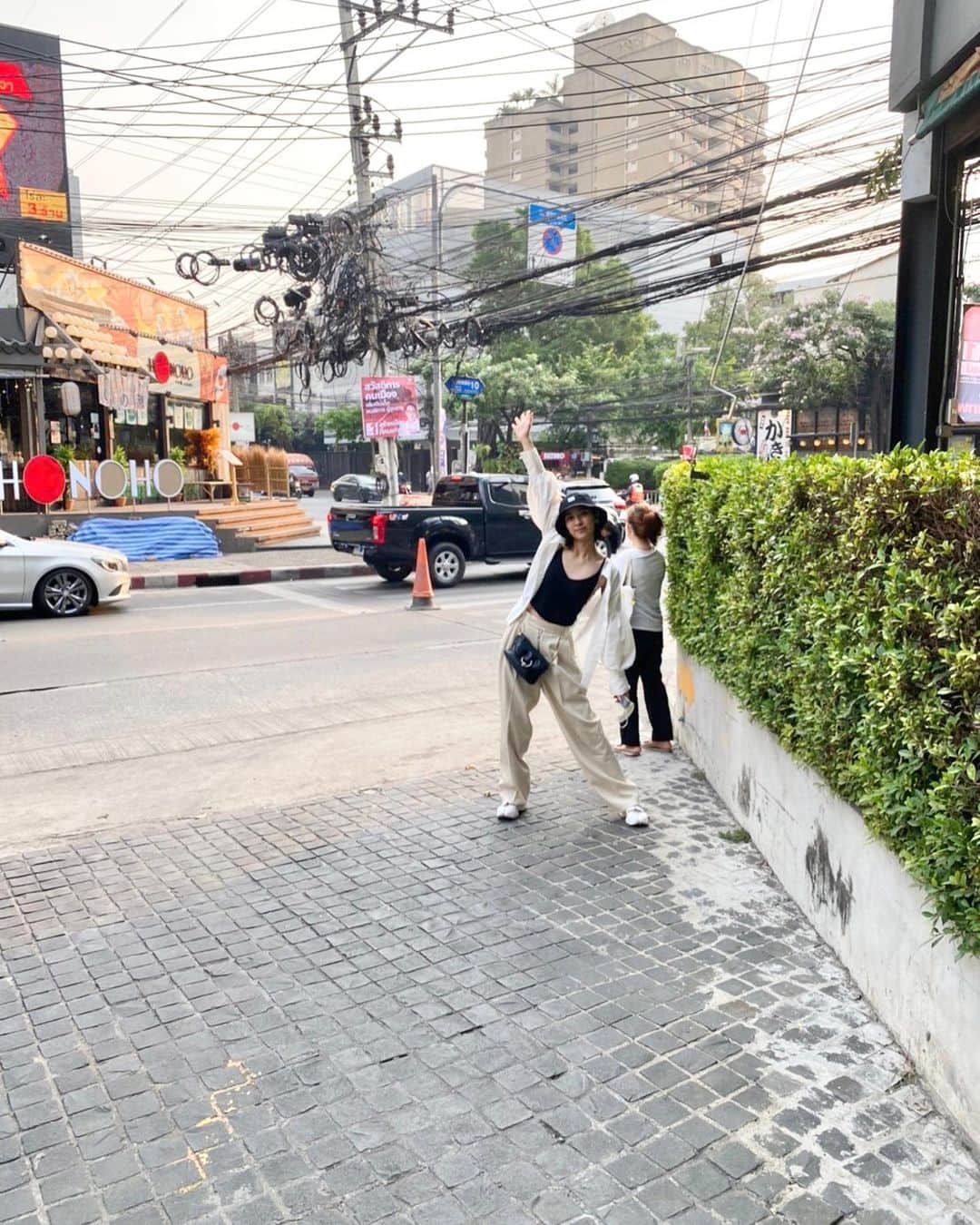 岡本あずさのインスタグラム：「こんな暑い日は、タイの生活を思い出します🇹🇭 3枚目、撮入のお祓いで左手首にアクシデントの二階堂先輩🕊️😂さすが！運がつきましたね✊ さて、あと２ヶ月でDrops of godスタートです🍷 #dropsofgod #神の雫 #hulu #hulujapan」