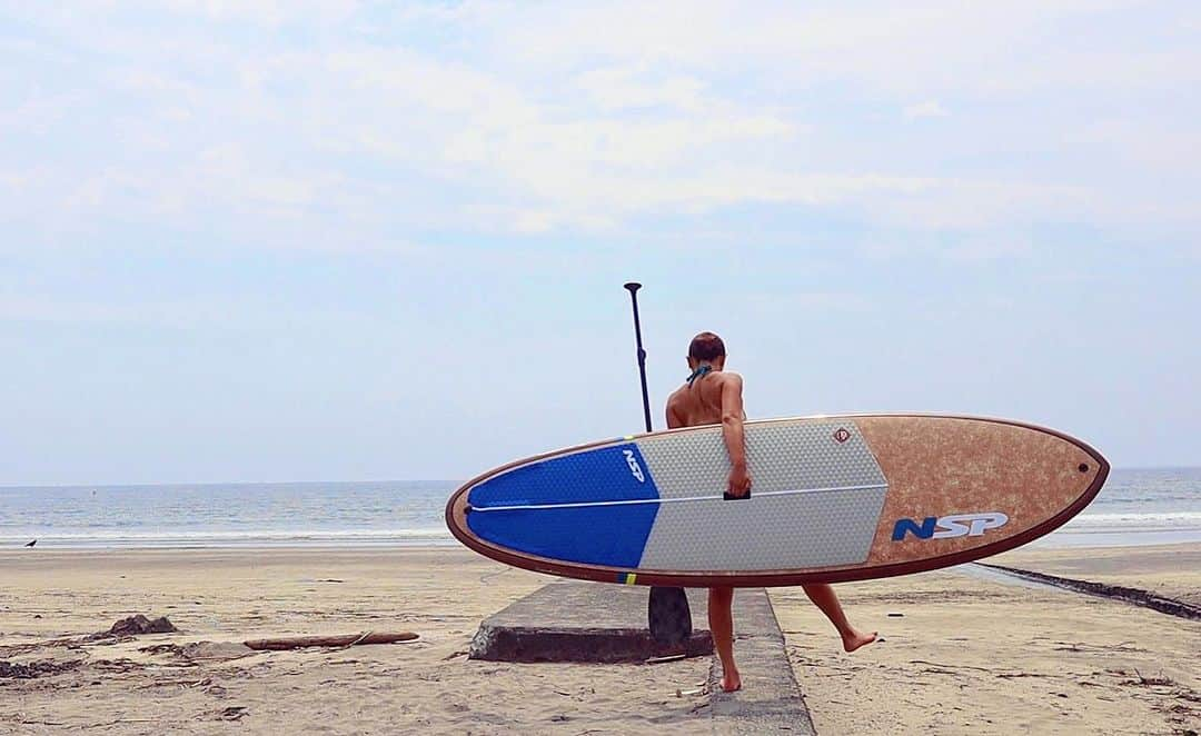 高松いくさんのインスタグラム写真 - (高松いくInstagram)「🌊本日🏖️海の日‼️ 今日も三浦半島へ✨  そういえば  📺真夏のシンデレラ  観たって言ったけど 最後の15分観ずに終わってた🤣   サンライズSUPのシーンも、花火のシーンも🎬 観てなかったことに 次々知らないシーンがインスタで流れてて あれ？私は最後まで見てなかったのか？？って気付いた（笑）  だから「シンデレラ」なのかーー🤣  🩴笑  真夏の月9って感じですね🧐  今年の夏みんなはどんな恋をするのかしら🎆  私は何に恋しようかなヽ(´▽｀)/  梅雨明けはまだだけど  もう  夏です  心も体感温度も景色もヽ(´▽｀)/  素敵な海の日を💓  #海の日 #sup #board #nsp #nspjapan  #supyoga #yoga #sea #真夏のシンデレラ　#月9  #サップインストラクター #サップ　#ヨガ　#インストラクター」7月17日 9時51分 - iku_takamatsu_trip_sup_yoga