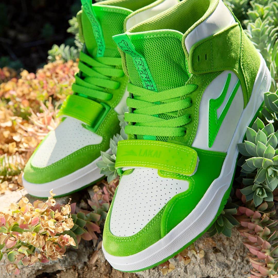 ラカイリミテッドフットウェアのインスタグラム：「The Yeah Right Telford Mid is available now ✔️  Featuring UV color changing technology (changes from white to green in the sun) , a lace protecting strap, ollie pad, extra set of laces, custom Yeah Right branding on the tongue and footbed, and a transluscent green sole.   Find them at your local skate shop and at Lakai.com  👉 Link in bio #Lakai」