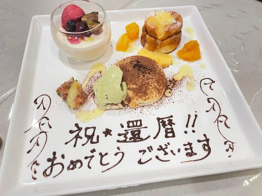 西澤瑠莉奈のインスタグラム：「． ． 先日、父の還暦祝いをしました✨ お誕生日、還暦おめでとう〜！ ． 自分も歳を取っていくと 当たり前に周りも歳を取る訳ですが 時止まらんかなぁとか思ったり…。 ． 私がおばちゃんやおばあちゃんになって困ってる時 同い年くらいになって相談とか乗ってほしいなぁと思う。 上手く表現できないけど、伝わってる？笑 ． これからも元気に長生きしてください！ ． 最近、父はInstagramを頑張ってるので みんなでお料理の写真を撮る時間があります😂 2枚目の写真は、お料理の写真を撮る家族を撮る兄🧏🏻‍♂️ ．」