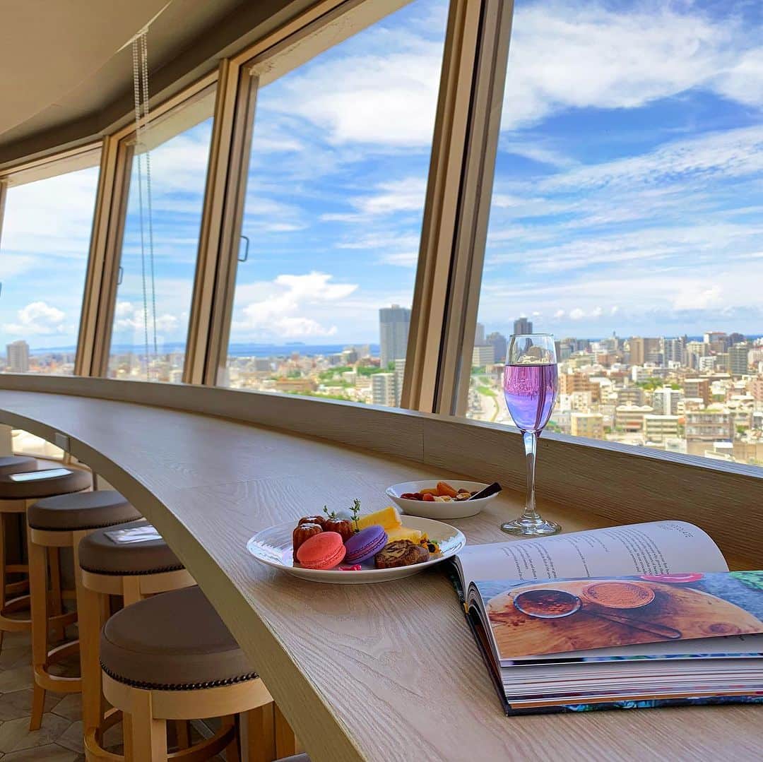 ANAさんのインスタグラム写真 - (ANAInstagram)「ノボテル沖縄那覇🏨@novotelokinawanaha 那覇市を一望できるインフィニティプールとBBQテラスが人気😄  ANAの夏休み応援プランでご予約すると、レイトチェックアウト付き、ラウンジがご利用になれます✨  航空券とホテル、セットでおトクなダイナミックパッケージはこちら https://ana.ms/3DquK6F  ホテルのみの予約もできます🏨 https://ana.ms/44oj9Rd  美しく青い海に癒される沖縄✨ さまざまなイベントに加えてこの夏はバスケットボールの世界大会も開催予定。熱気に満ちた沖縄を旅しませんか😄  #allnipponairways #ana #airplane #airport #japantrip #trip #飛行機 #travel #日本を旅しよう #旅行 #visitjapan #visit #夏休み #夏休み旅行 #沖縄旅行 #沖縄ホテル #沖縄 #那覇 #リゾート #インフィニティプール #okinawa #naha #Infinity pool #beach #resort  #ノボテル沖縄那覇」7月17日 9時47分 - ana.japan