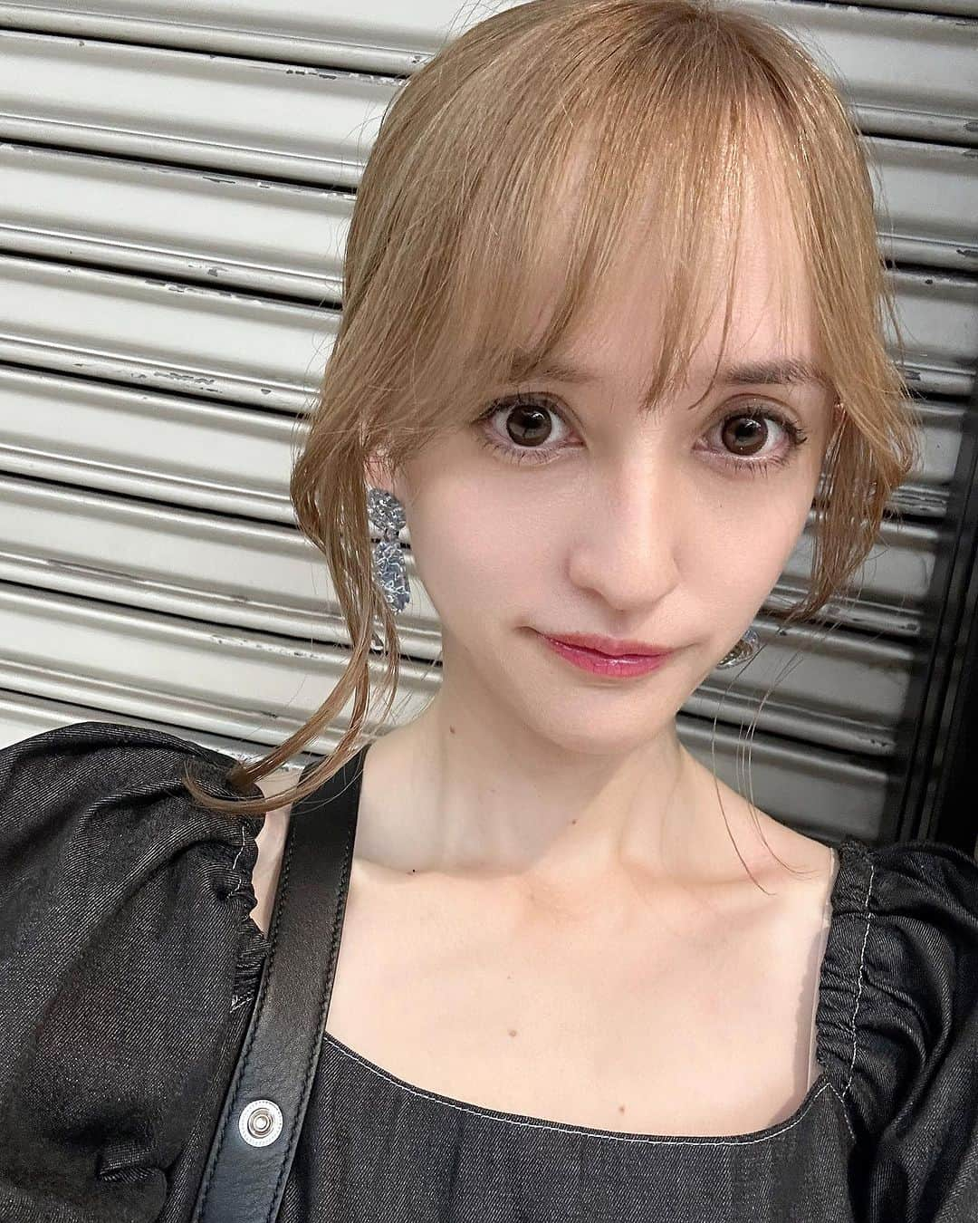 奥山絵里奈さんのインスタグラム写真 - (奥山絵里奈Instagram)「キラキラ🤩な瞳になれる 愛用カラコン @fairy1day_jp から 新色が出たよ🤩  １枚目 アンニュイグレー💓 DIA 14.2ｍｍ/着色直径 13.3ｍｍ クセがなくじゅわっと滲むような発色で儚げアンニュイな瞳を演出できる  発色もさながら キラキラする瞳が可愛い〜✨ 外人感増し増し笑  2枚目 ニュートラルブラウン💓 DIA 14.2ｍｍ/着色直径 13.3ｍｍ まるで裸眼がひとまわり大きくなった印象で、潤い溢れる瞳になれる  ナチュラルだけど クリっとした ブラウンで可愛い系に💓 使いやすいカラー🩷  PR @fairy1day_jp #ニュートラルシリーズ #フェアリーワンデー #カラコンレポ #カラコン #カラー名 #fairy1day #fairy #fairyワンデー#カラコン着画 #カラコン通販 #カラコンレビュー #ハーフメイク #38歳ママ」7月17日 9時47分 - erinaokuyama