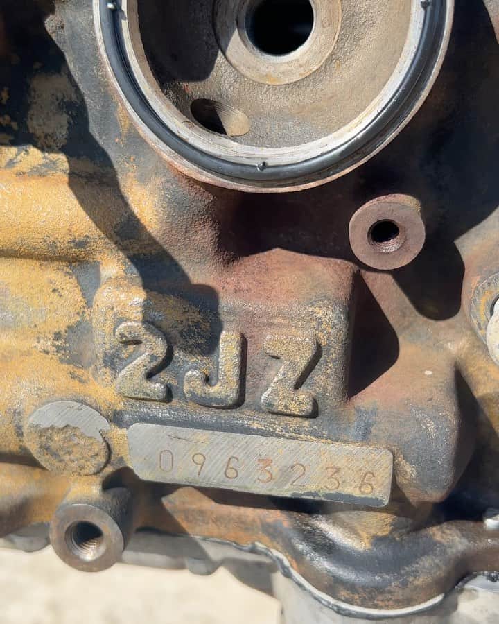 スティーブのインスタグラム：「Supra project moving forward on multiple fronts. I am working on engine clean up for the #2jz  swipe right for my results!! Check out the project on Steve’s POV YouTube channel.  トヨタスープラの2jzエンジンをクリーンアップしましょう❣️できたものは右スワイプ→へ #toyotasupra #supra #トヨタスープラ #スープラ #jz80」