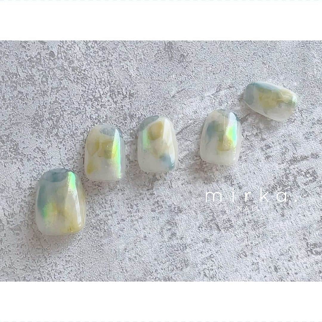 mirka. NAIL(ミルカネイル)のインスタグラム：「⁡ ⁡ new !! ⁡ ⁡ 透け感とキラキラ𓆝 ⁡ ⁡ #mirkanailsample ………………………………………………………… ⁡ ご予約、お問い合わせは LINE ID⇒ @mirka.nail (@含む)まで。 ⁡ ご新規様はハイライトの「ご案内」と「ご予約方法」を必ずお読みいただいてからご予約くださいますようお願いいたします。 空き状況や詳細はLINEの投稿からご確認ください。 ⁡ ⁡ ⁡ ⁡ #mirkanail#nails#nail#nailart#naildesign #ショートネイル#ネイルアート#ネイルデザイン#ネイル#大人ネイル#シンプルネイル#オフィスネイル#ニュアンスネイル#ナチュラルネイル#カジュアルネイル#ショートネイルデザイン#美甲#夏ネイル#夏ネイル2023 #プライベートサロン#プライベートネイルサロン#東京ネイルサロン#東京ネイル#江東区ネイルサロン#森下#清澄白河 ⁡」