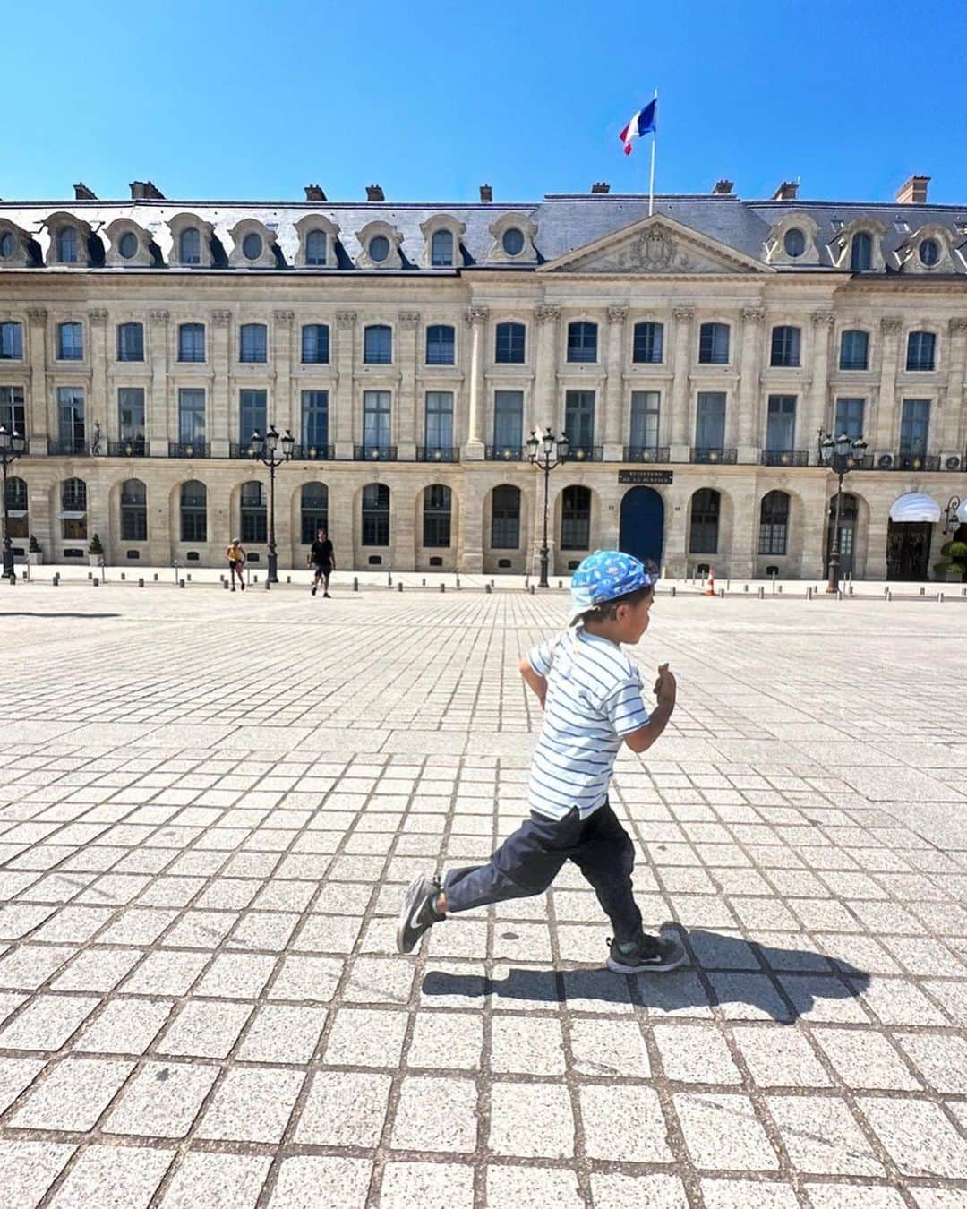 SHIORIさんのインスタグラム写真 - (SHIORIInstagram)「・・・  5月、毎年訪れていた大好きなParisを初めて家族で。バルセロナと同じく公園活動を中心に、運河沿いでピクニックしたり、のんびり過ごした1週間。朝から晩まで予定を詰め込み、アグレッシブにインプットに励んでいた昔の旅が恋しくなったりもしたけど、振り返ってみればこれも今しかできない良い時間だった。  旅を通して息子の成長を感じていた矢先、帰国して少しすると保育園に行くのを嫌がりはじめた。べったりな時間を過ごしたので寂しさから来るものかなと思って様子を見ていたらどうやら違う。  自分が耳が聞こえないこと、みんなは付けていない人工内耳をつけていることを自覚しはじめている。そんなタイミングで何か心を傷めることがあったようだった。  目に大粒の涙を溜め『行きたくない』という息子を前に、何とも切ない、やるせない、胸が張り裂けそうな気持ちになる。こういう時、気持ちに寄り添い少し休ませるのがいいのか‥  少し無理をさせてでも行かせてたくましく育てるのがいいのか、先輩方にアドバイスをもらいながらも答えのない葛藤が続いた。  それでも‥  こういう事態に丁寧に向き合えるよう私は働き方を変えたんだった！そう思わせてくれる仲間の存在に救われている。  @ateliershiori.online も4年目に入りどこまでも頼もしくなる運営チームのみんな。そしてありのままの私を受け入れてくれる生徒さんの存在にいつも感謝しています。  昔の私はみんなと同じじゃないと不安を感じていたけど‥  みんなと同じじゃなくていい。 みんな違って、ひとりひとりがみんな素晴らしい。 世界にたったひとりのあなたを愛している。  今、心からのこの気持ちを息子にしっかり伝えていきたい。」7月17日 9時48分 - shiorikaregohan