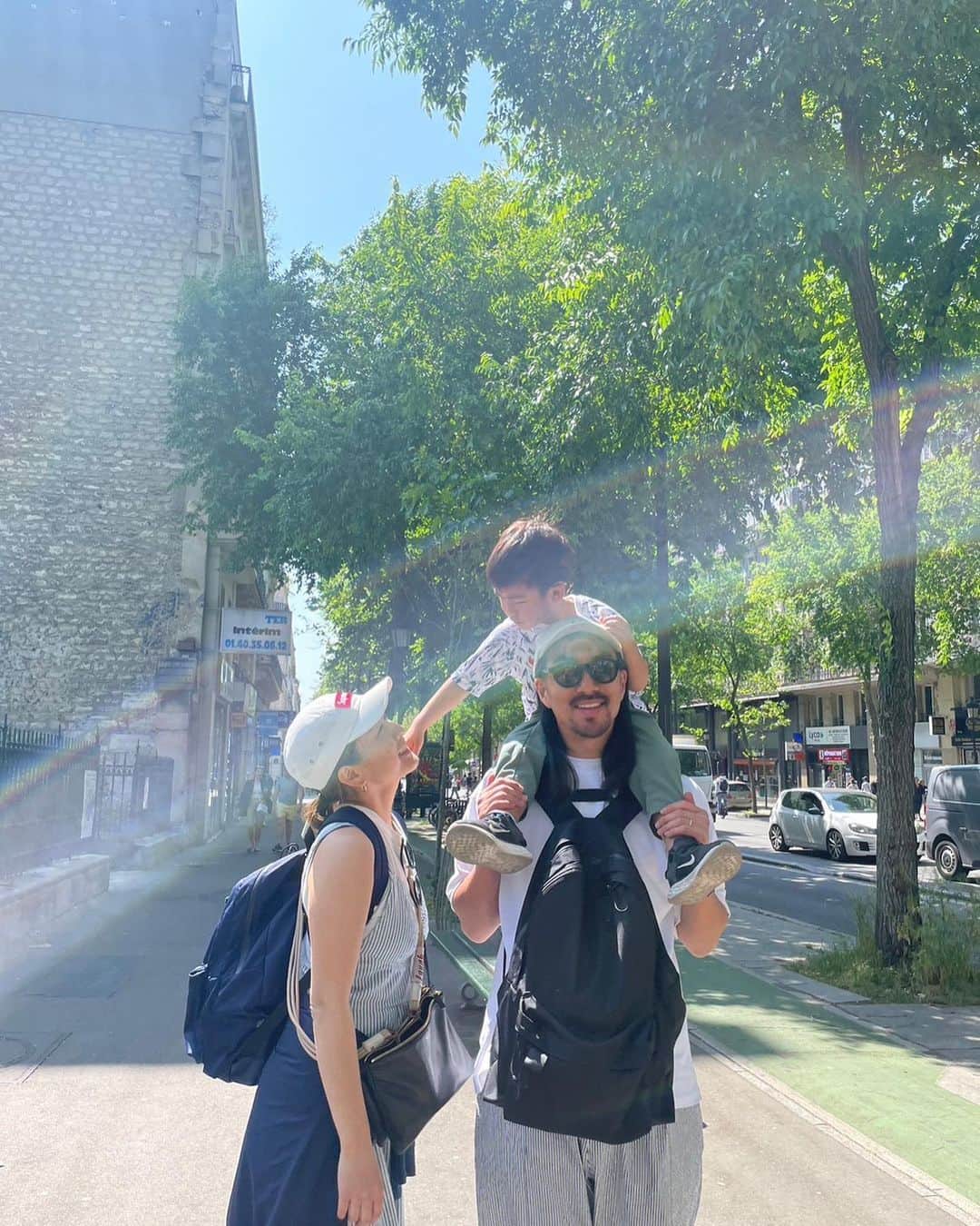 SHIORIのインスタグラム：「・・・  5月、毎年訪れていた大好きなParisを初めて家族で。バルセロナと同じく公園活動を中心に、運河沿いでピクニックしたり、のんびり過ごした1週間。朝から晩まで予定を詰め込み、アグレッシブにインプットに励んでいた昔の旅が恋しくなったりもしたけど、振り返ってみればこれも今しかできない良い時間だった。  旅を通して息子の成長を感じていた矢先、帰国して少しすると保育園に行くのを嫌がりはじめた。べったりな時間を過ごしたので寂しさから来るものかなと思って様子を見ていたらどうやら違う。  自分が耳が聞こえないこと、みんなは付けていない人工内耳をつけていることを自覚しはじめている。そんなタイミングで何か心を傷めることがあったようだった。  目に大粒の涙を溜め『行きたくない』という息子を前に、何とも切ない、やるせない、胸が張り裂けそうな気持ちになる。こういう時、気持ちに寄り添い少し休ませるのがいいのか‥  少し無理をさせてでも行かせてたくましく育てるのがいいのか、先輩方にアドバイスをもらいながらも答えのない葛藤が続いた。  それでも‥  こういう事態に丁寧に向き合えるよう私は働き方を変えたんだった！そう思わせてくれる仲間の存在に救われている。  @ateliershiori.online も4年目に入りどこまでも頼もしくなる運営チームのみんな。そしてありのままの私を受け入れてくれる生徒さんの存在にいつも感謝しています。  昔の私はみんなと同じじゃないと不安を感じていたけど‥  みんなと同じじゃなくていい。 みんな違って、ひとりひとりがみんな素晴らしい。 世界にたったひとりのあなたを愛している。  今、心からのこの気持ちを息子にしっかり伝えていきたい。」