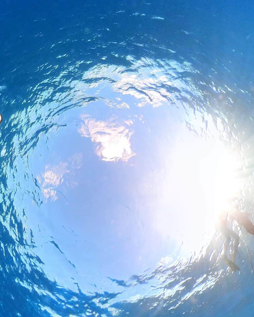 古河由衣さんのインスタグラム写真 - (古河由衣Instagram)「#海の日  与論島でシュノーケリング。過去一の透明な海でした✨🏖🐠☀️ 海中神殿も見に行けて楽しかった🌞🌴 がっつり1時間以上泳ぎ続けて夜21時には爆睡😴   #シュノーケリング  #海中神殿  #海」7月17日 9時48分 - furuyuistagram