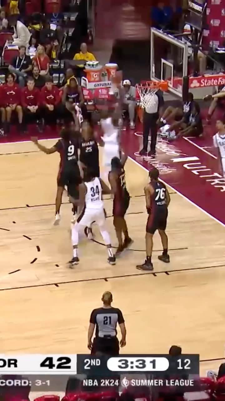 ポートランド・トレイルブレイザーズのインスタグラム：「Ibou scooches through for a SLAM 💥」