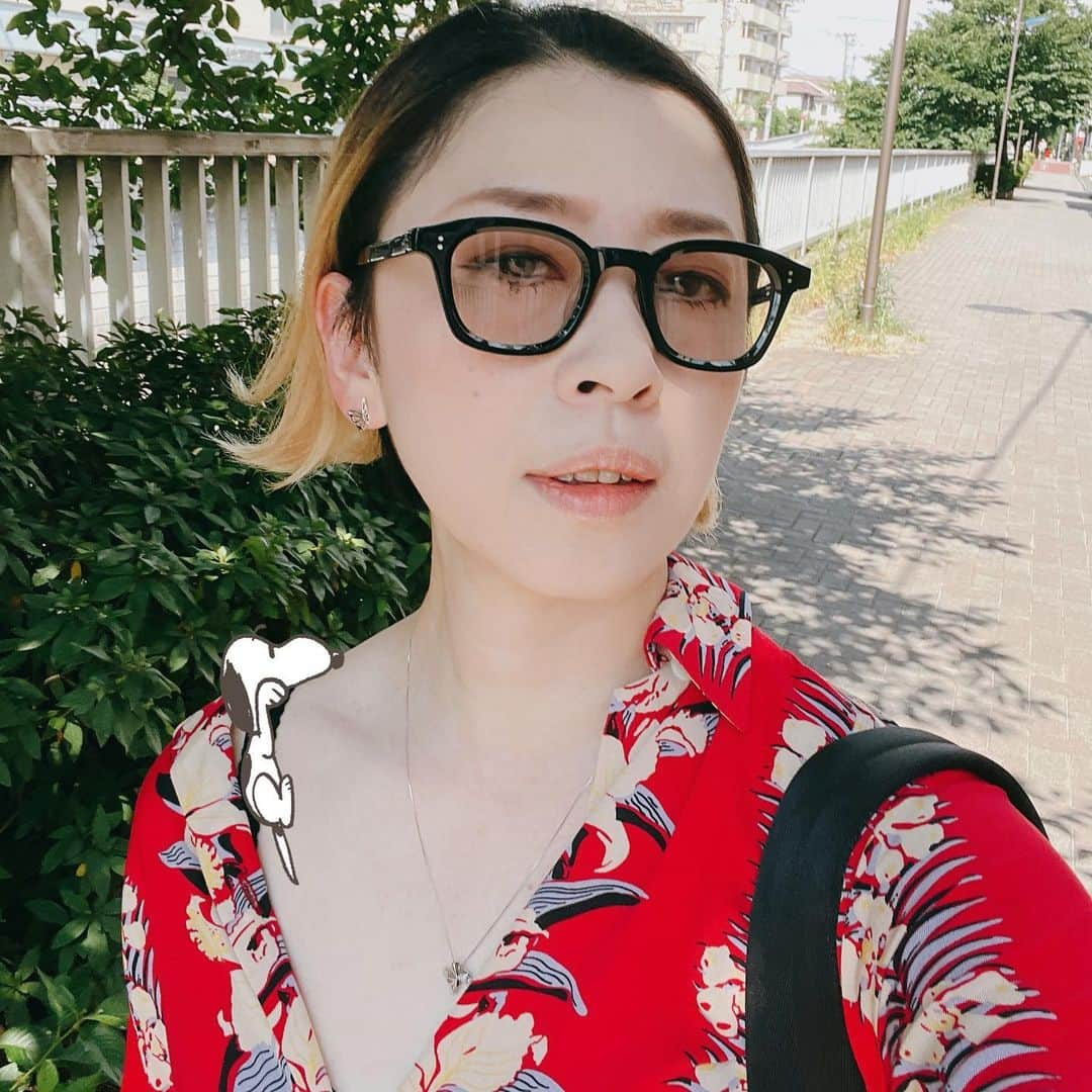 ミズノマリさんのインスタグラム写真 - (ミズノマリInstagram)「🌺 三連休最終日！ 皆さまはこの連休、 いかがお過ごしでしたかね？ 私はずっとワインショップにいましたので、 通勤以外の時間は、 涼しい（時には寒いくらいの）環境で過ごせておりました👱🏻 今日も朝から激アツですなぁ…  そして、 今日はお店でイベントのため… （歌いませんよ） 何故かアロハ着用指示🤙🏻 気分だけでも夏を味わって来ますわ🏝️  あぁ、 海でぼーっとしたい… そして、 海の見えるテラスでぼーっと飲みたい🍹」7月17日 9時50分 - mari_mizuno