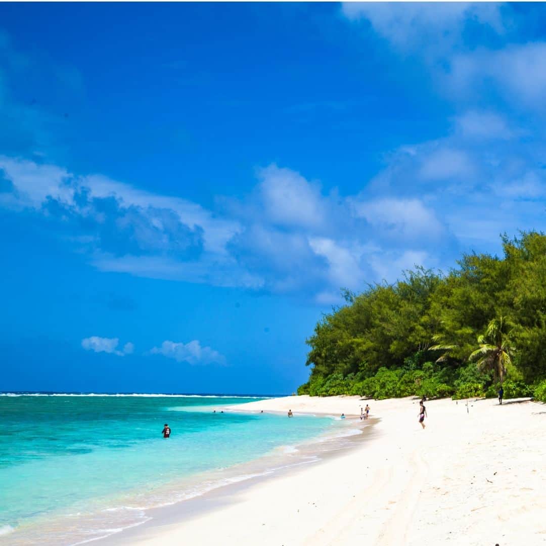 アメリカ大使館さんのインスタグラム写真 - (アメリカ大使館Instagram)「今日は「海の日」の祝日です。白い砂浜と青い海が美しいグアムのビーチで撮られた一枚。📸  #海の日 #海 #ビーチ #グアム #Beach #Guam」7月17日 10時00分 - usembassytokyo