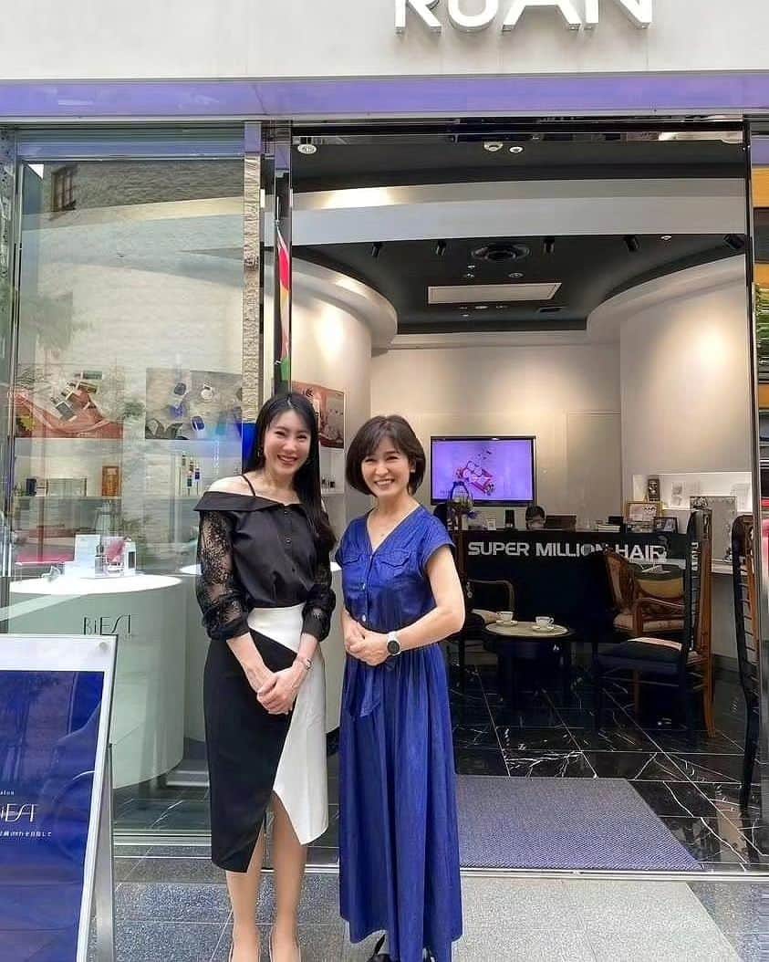 今堀恵理のインスタグラム：「ハイアット セントリック 銀座 で @coco.cc55  ちゃんとお茶して😍 2人で銀座のBIEST化粧品のショールームに行きました😆 @biestginza   BIEST化粧品の @bi_fumie 社長と3人で最新の美容トークしました😆 幾らでも話したい美容女子のトーク  私のお気に入りの「UV革命 炭酸整体」をYUKIちゃんも購入☺ これはUVスプレーの機能と炭酸で血流を良くして浮腫や筋肉疲労も解消する2つの効果がある、、画期的なUVスプレー💓  夏に欠かせない水素パック そしてアンチエイジングとして手放せないNMNの美容液💕もオススメです 私は荷物が持てなかったから 後日大阪で受け取りました😆  @biestcosme 本物だけど高くないからオススメのコスメメーカーさんです  この日は突然の誘いだったのにYUKIちゃんにも会えて楽しい銀座のひとときでした  #銀座 #biestcosmetics #uv革命 #日焼け止め止め #ハイアット セントリック銀座 #美容女子」