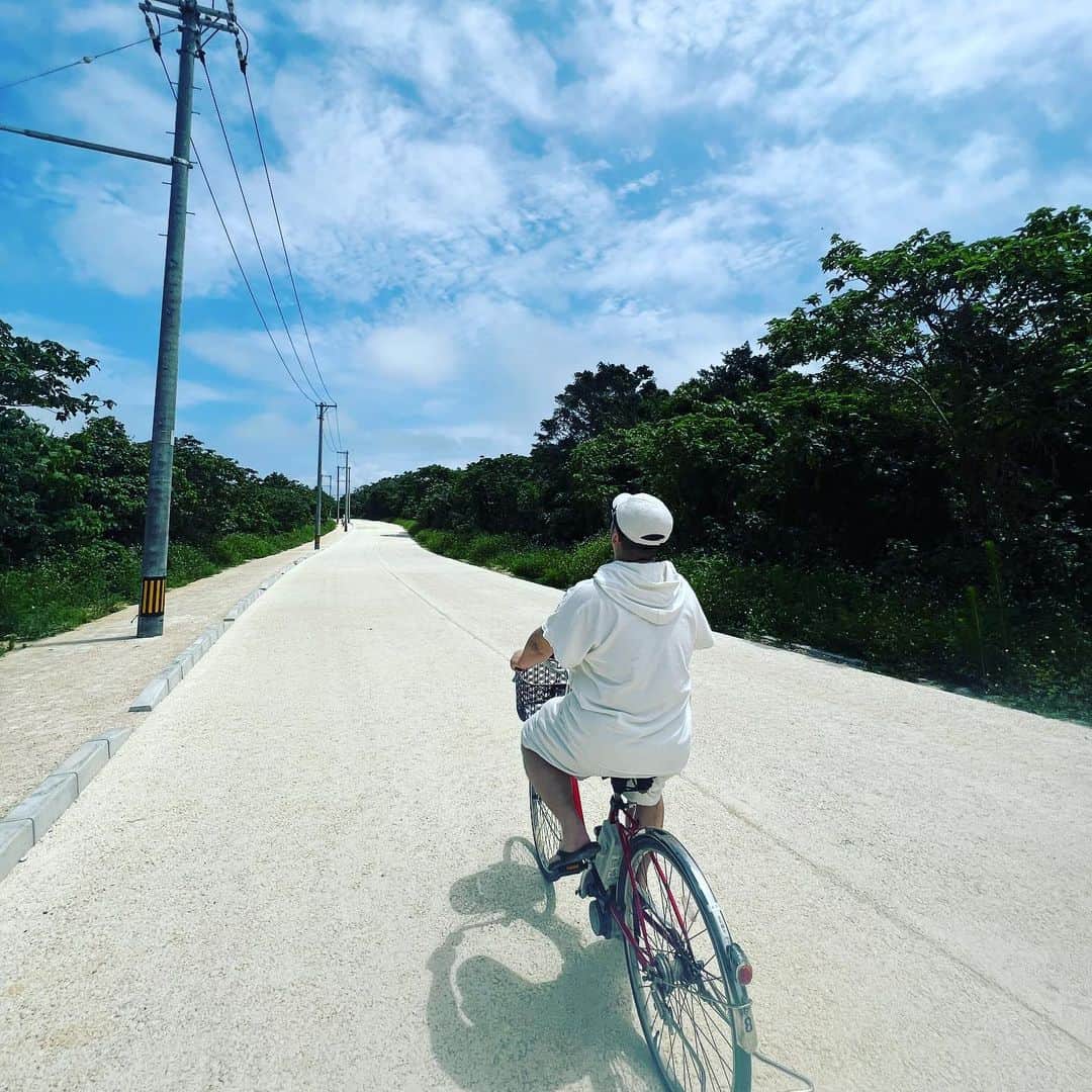 三浦崇宏さんのインスタグラム写真 - (三浦崇宏Instagram)「#サイクリング #cycling  #taketomiisland  #竹富島 #sky  #instagood  #インスタグラムといえば空に向かって自転車を漕ぐと聞いて」7月17日 10時09分 - takahiro3ura