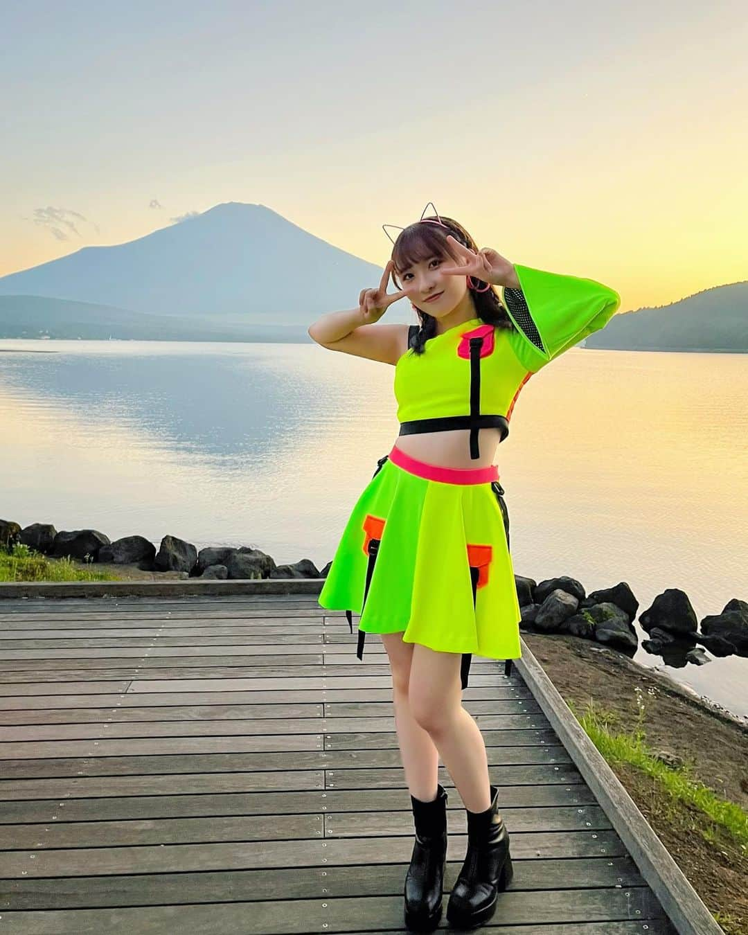 高瀬くるみさんのインスタグラム写真 - (高瀬くるみInstagram)「.     🗻🐱         #SPARK2023 #山中湖 #富士山 #BEYOOOOONDS #アイドル #ハロプロ #素敵な景色 に #テンション高瀬 #猫耳 #蛍光色 #衣装 #また #みんなで #一緒に #遊ぼうね #くるみんインスタ映え計画」7月17日 10時08分 - kurumi_takase.official