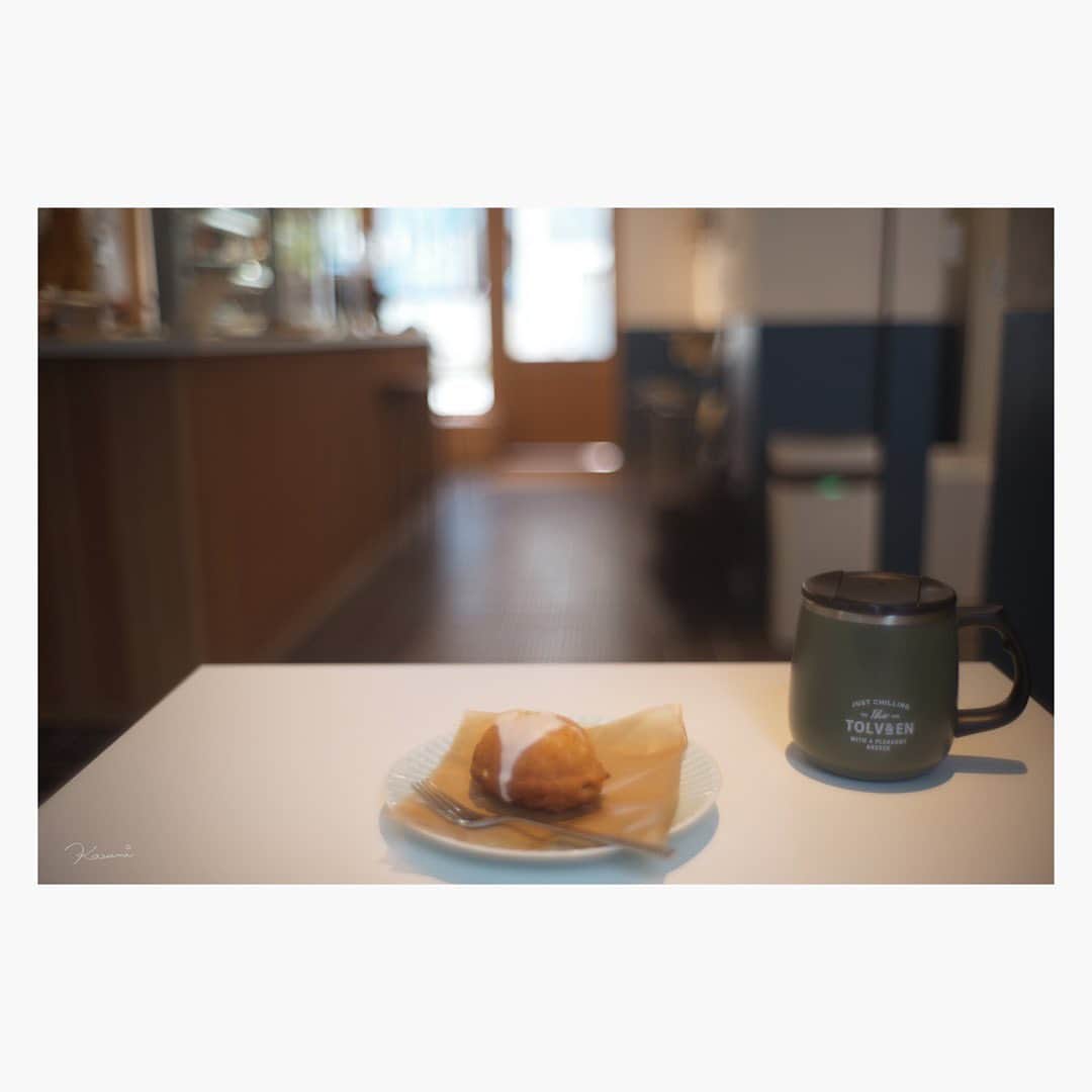 花澄のインスタグラム：「わたしには レモンケーキがついている。 頑張るのは今日までだ。 （今日提出するぞ！）  Leica M10-P summilux 35mm f1.4 2nd  #leica#leicam10p#summilux#summilux35#summilux35mm2nd#oldlens#オールドレンズ#tokyo#japan#oldlens_tokyo#花澄#kazumiphotography」