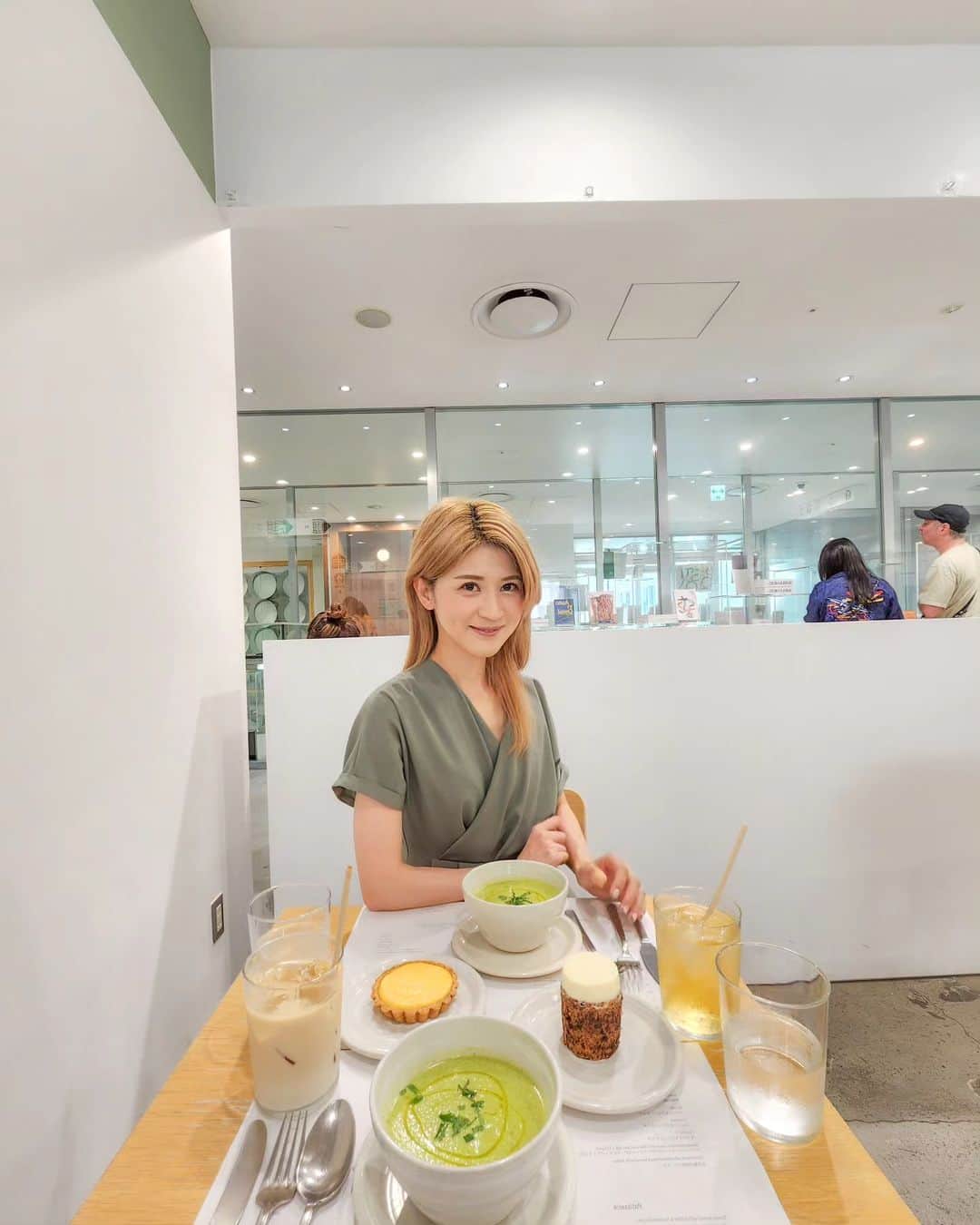 Hairmake Shinoのインスタグラム：「Rose Bakery🥯🥯  季節のグリーンスープに レモンタルト🍋  @kyoko_tojo に穴場カフェ教えてもらいました😊  #rosebakery #carrotcake #lemontart #cafeteria #カフェ巡り #カフェ活 #café」