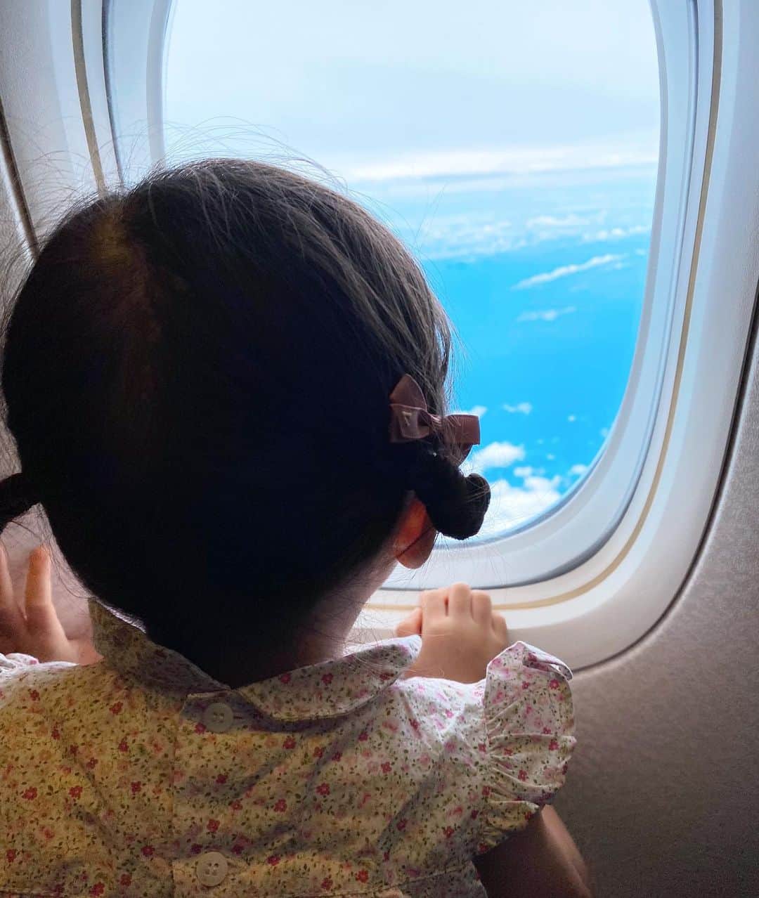橋本まゆさんのインスタグラム写真 - (橋本まゆInstagram)「✈️  色んな景色を見て沢山の経験をしようね♡♡ 横から見た時のほっぺたがまだぷにぷにしてて可愛い🤭🤍  #飛行機#旅行#沖縄 #家族旅行#沖縄旅行#夏の思い出#リボン#アクセサリー#むすめふく#むすめこーで #2歳#2歳女の子#2歳女の子コーデ#サンサカエプチ#sansakaepetit#sansakae_petit #verityjones #verityjonesjapan」7月17日 10時16分 - macomyu