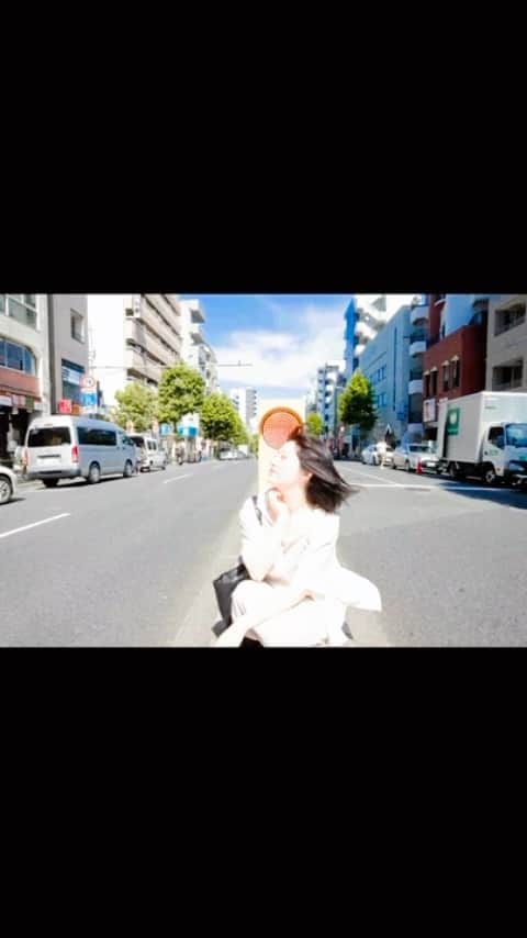 旭桃果のインスタグラム：「Photo by @kt19910810 沢山撮ってくれてありがとうございますー✨  #旭桃果 #asahimomoka #被写体  #被写体になります  #写真展 #えも #夏色  ワンピース: @gu_for_all_  #gu #gu購入品   #ミセス  #mrsgreenapple #ケセラセラ」