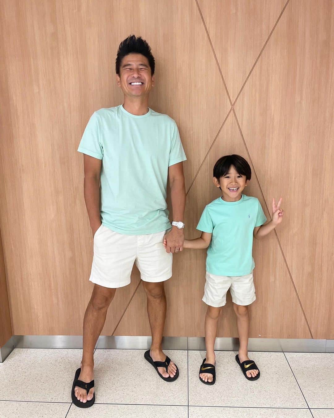 小堀ケネスのインスタグラム：「MINI ME!!🤣😂 ディーン君とおそろっぴー！😍  #notdrunk #littledean #daddy #pairlook  @mariakamiyama」