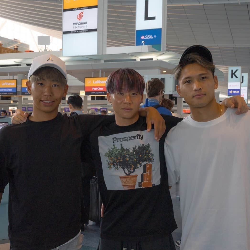 FC東京オフィシャルグッズさんのインスタグラム写真 - (FC東京オフィシャルグッズInstagram)「🔵🔴 🇯🇵*⋆✈🇧🇪  頑張れ!!!!!!柊斗!!!!!!🙌🙌🔵🔴  @shuto__abe @kuryu.matsuki27 @yuta_arai_0613 @fctokyoofficial  #安部柊斗 #松木玖生 #荒井悠汰  #FC東京 #fctokyo #tokyo」7月17日 10時29分 - fctokyoofficial