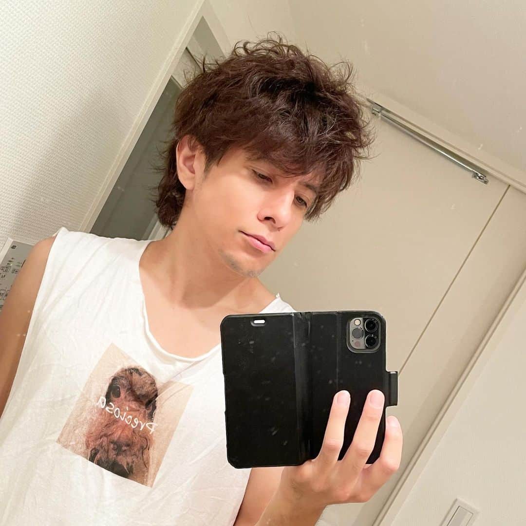 城田純のインスタグラム：「髪切ったら寝癖がめちゃくちゃ完璧なんですけど😂  田本さんすごいんですけど😂」