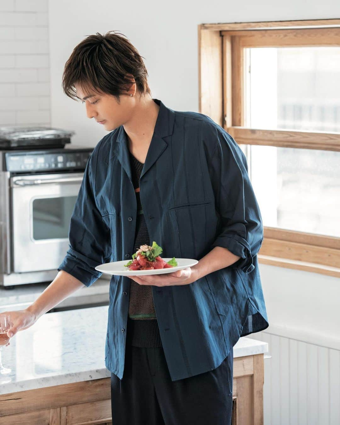 速水もこみちのインスタグラム：「速水もこみちの服食 男の定番メシ 速水流〜カツオのカルパッチョ  #fine #ファイン #服食 #服#食 #fashion #shirts #カルパッチョ #カツオ #定番料理 #夏レシピ #速水もこみち #速水茂虎道 #mocomichihayami」