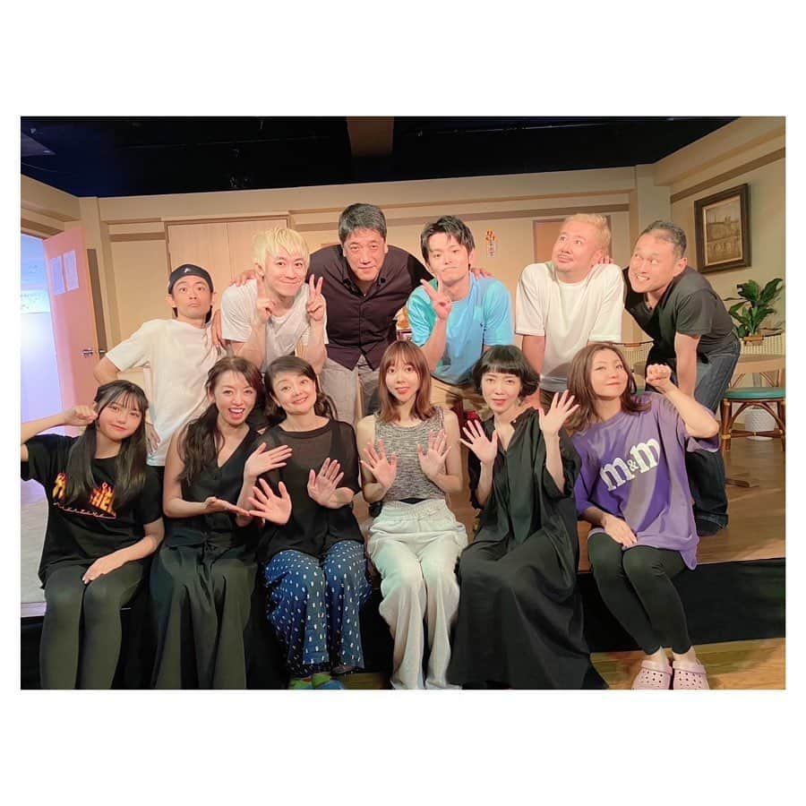 荒川れん子さんのインスタグラム写真 - (荒川れん子Instagram)「大阪公演、昨夜終了しましたー。ご来場頂いた皆様、ありがとうございます！懐かしい方も観に来てくださって嬉しかったです！！  初めての役者業、初めての舞台と初めて尽くしの私。舞台って生モノだと言われますが、中から見ても本当にそうだなと実感しました。毎回いろんなことが起きて、その度にハプニングさえ利用してパワーアップさせる先輩の皆様の技を間近で見られ心の中で拍手を送る日々でした。個人的にはまだまだブラッシュアップせねばと反省点も多々あり苦悩しながらも、その苦悩さえ楽しくてあっという間の毎日でした。  さー、次はいよいよ東京公演！ 7/24,25,26に赤坂レッドシアターでお待ちしております！ . . #appearance #actor #actress #broadcaster #japan #hawaii #stage #firsttime #challenge #performance #work #lifeisajourney #newworld #todayistheday #ハワイ #ハワイ在住 #出演情報 #赤坂レッドシアター #舞台 #アナウンサー #女優 #ミステリー  #芝居 #挑戦 #お知らせ #大阪 #スタジオ #3つの符号  #柴田よしき さん #team337」7月17日 10時38分 - renren_hawaii