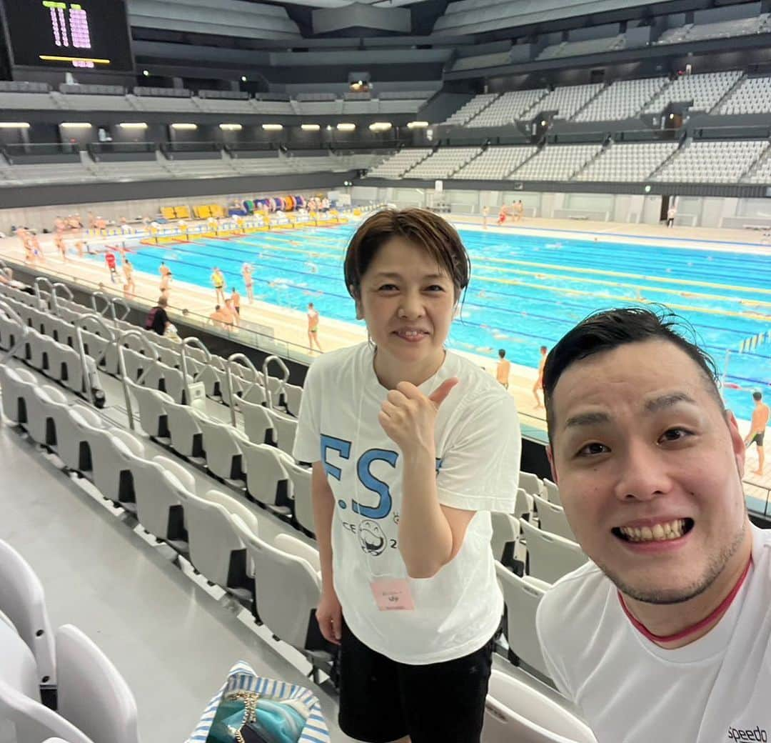 西山喜久恵のインスタグラム：「🏊‍♀️ 先日、憧れのアクアティクスセンターで行われた大会に出場しました。 この大会は、子供(小学生)も大人も出場出来るアットホームな大会。私が出場した50m自由形は、小学生の女の子も立派に泳いでいました。 そんなリラックスした雰囲気の大会だったせいか、とんでもないタイムが⁉️ 詳しくは、今日この後の「ぽかぽか」で。  一緒に写っているのは、「ぽかぽか」の密着企画でコーチをしてくださっている前田康輔さん‼️ 今回も直前までアドバイスありがとうございました。  #世界マスターズ水泳2023への道  #ぽかぽか #きょうのきくえ #アクアティクスセンター #半端ない透明度 #とんでもない展開に‼️」