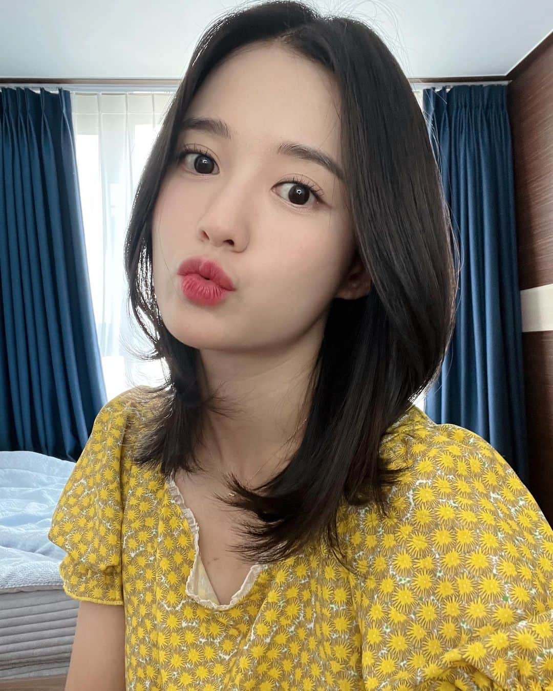 ナム・ボラのインスタグラム：「꾸민듯 안 꾸민듯 꾸안꾸 메이크업은 이렇게 해보세요💕 이번주는 오랜만에 메컵 영상 들구 왔어요^^ 근래 한 메컵 중 스스로도 만족한 메컵이었어요🥰🎶 절제가 꼭 필요한 꾸안꾸 메컵 영상은 프로필 링크에 있어용😎」